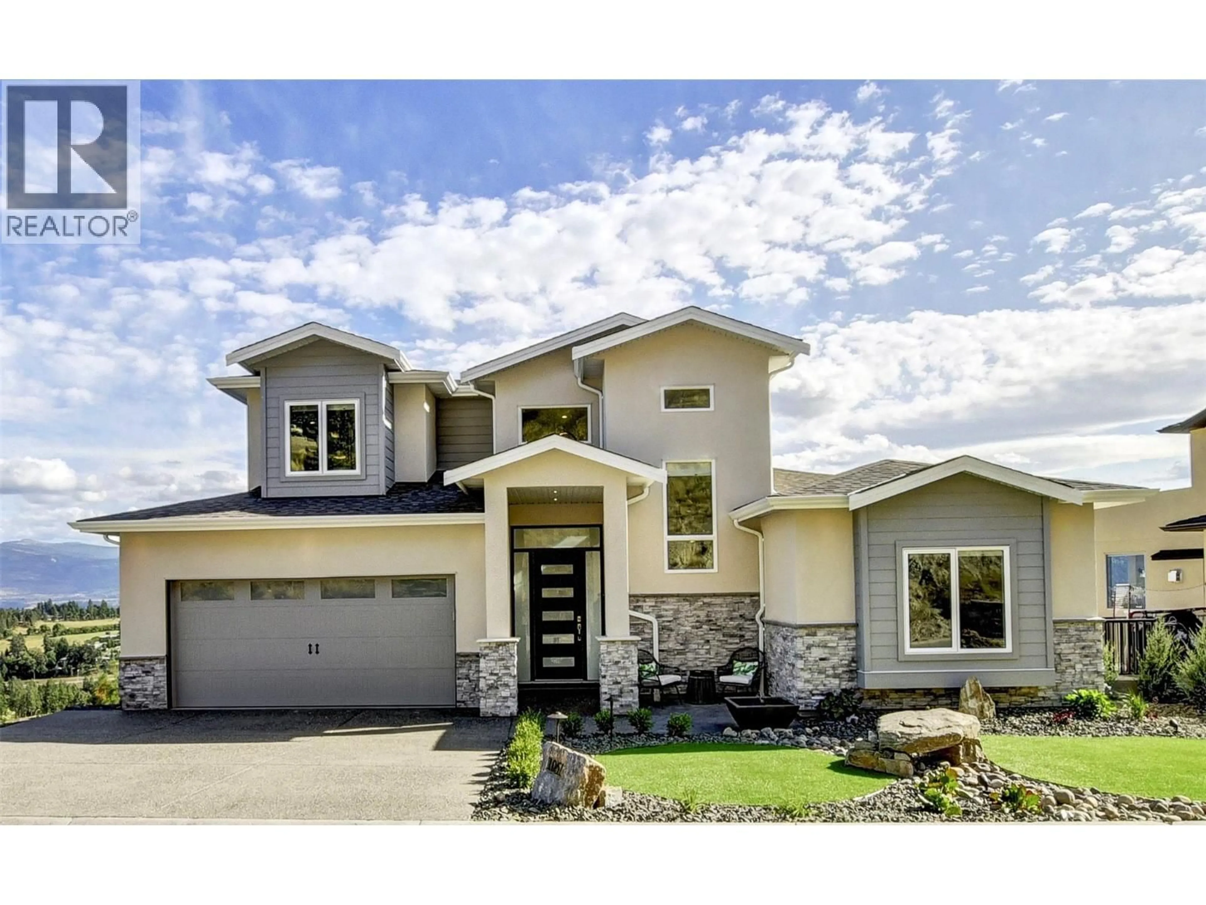 Home with vinyl exterior material, street for 1051 AURORA HEIGHTS, West Kelowna British Columbia V1Z4B2