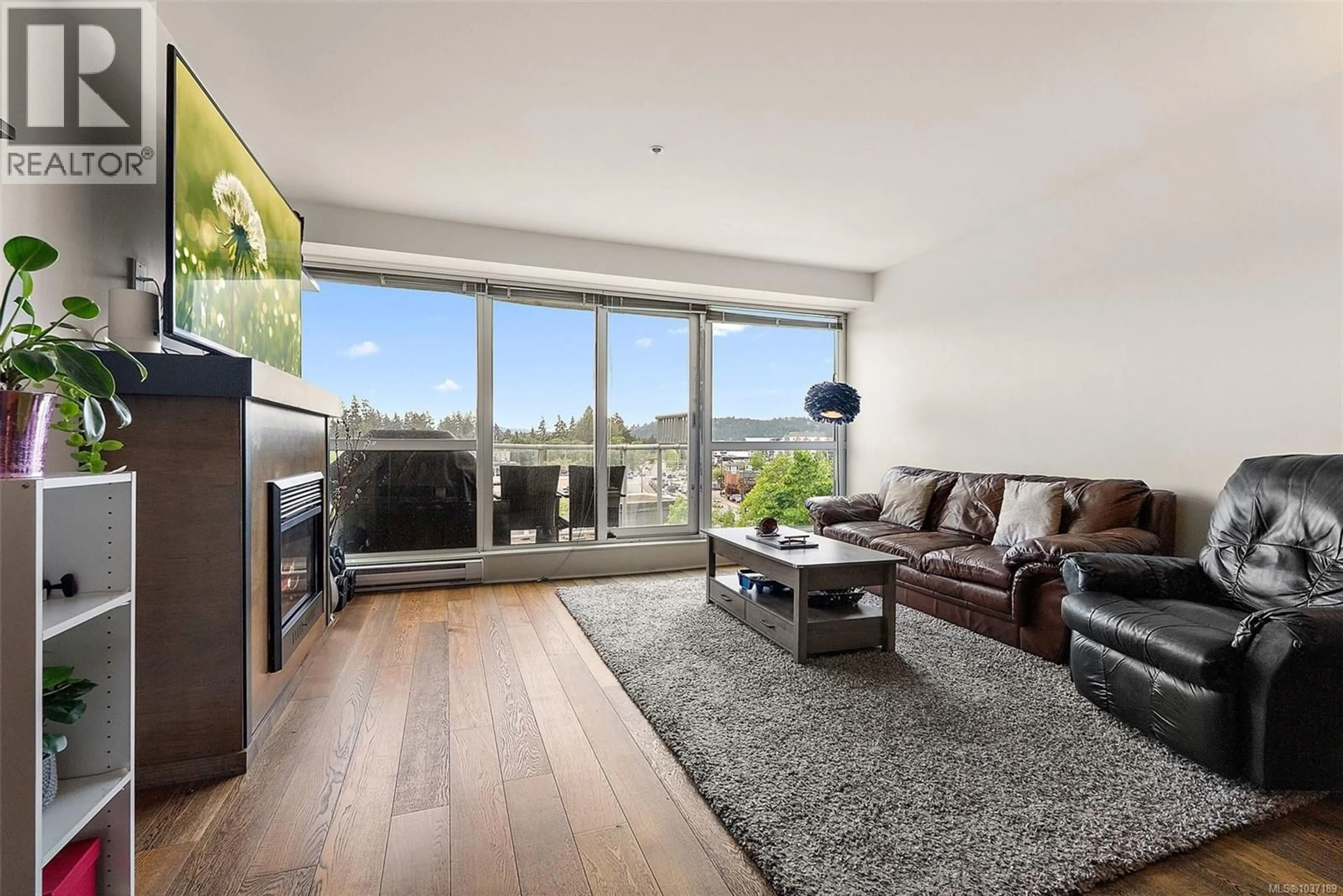 Living room with furniture, wood/laminate floor for 532 - 2745 VETERANS MEMORIAL PARKWAY, Langford British Columbia V9B0H4