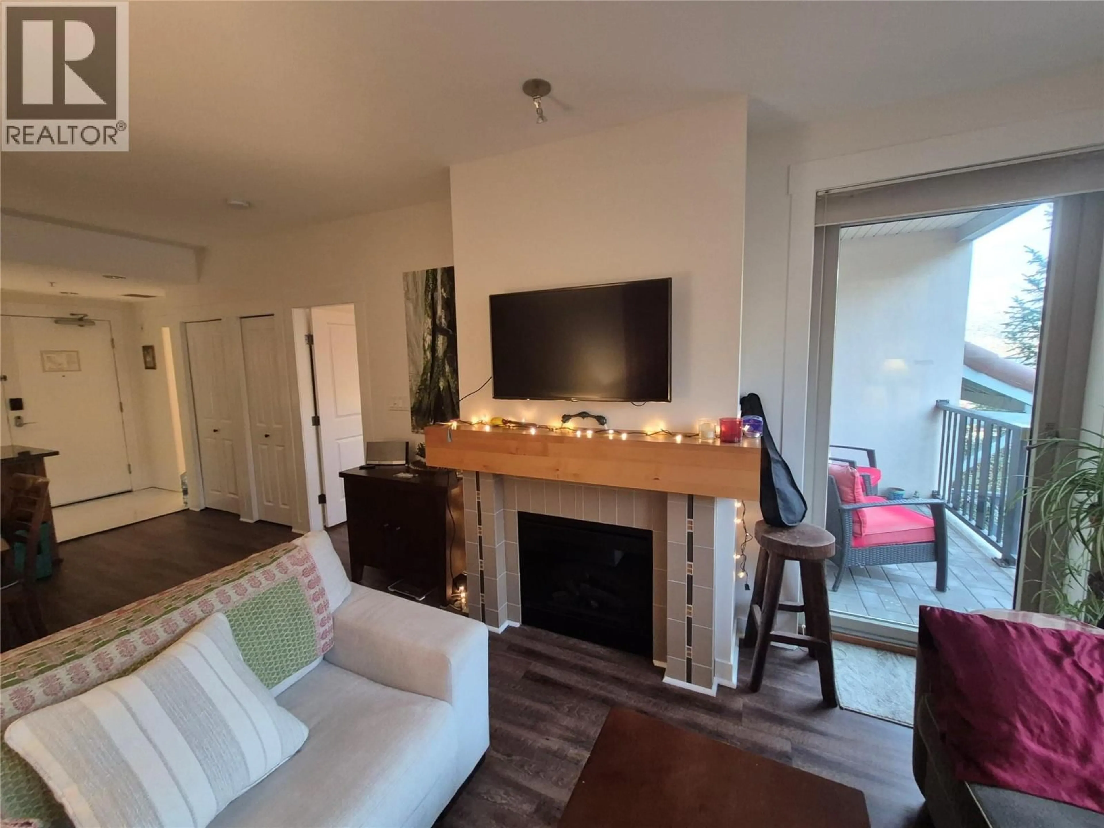 Living room with furniture, wood/laminate floor for 146 - 4200 LAKESHORE DRIVE, Osoyoos British Columbia V0H1V6