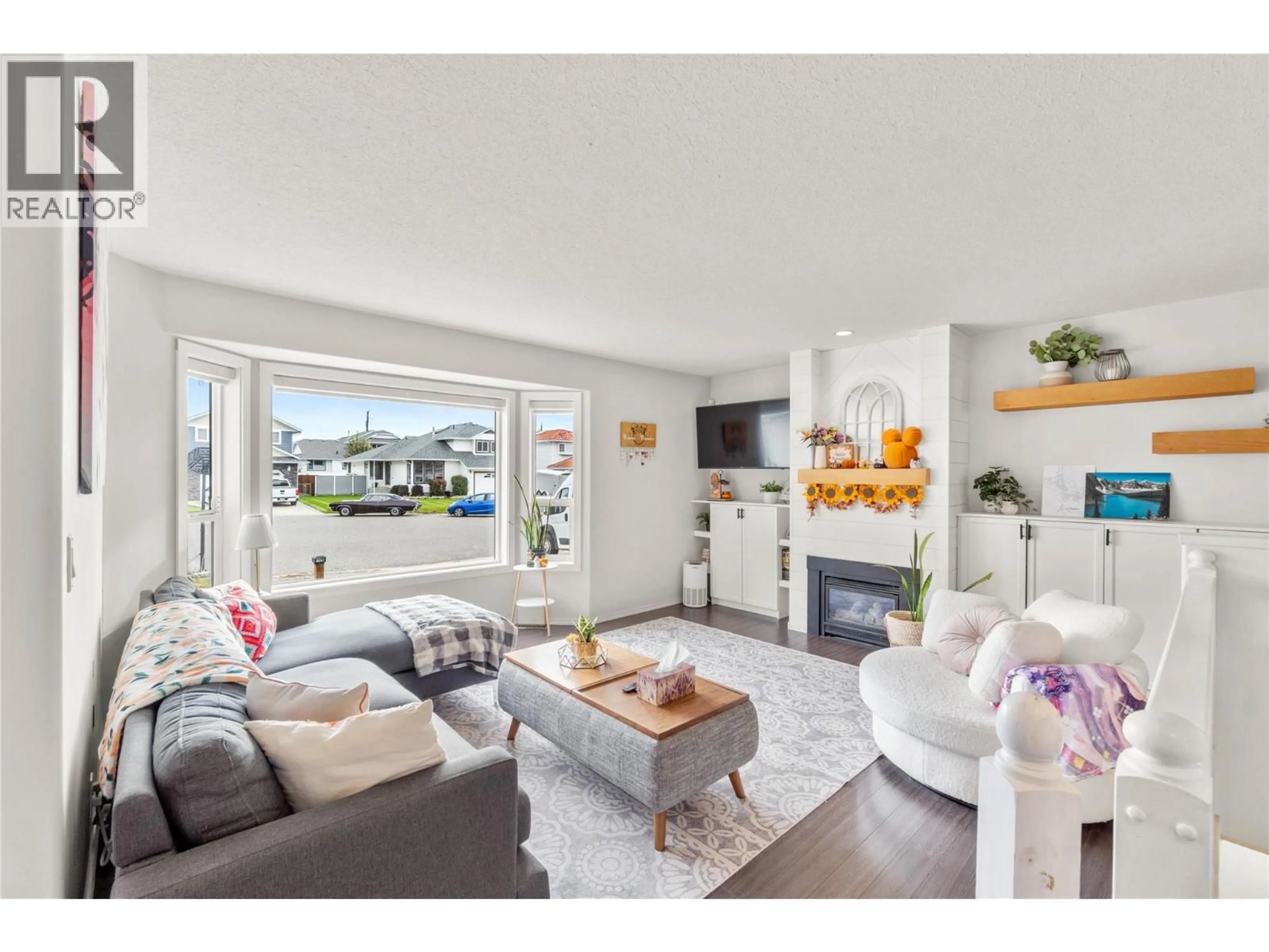 Living room with furniture, unknown for 1064 FLEETWOOD PLACE, Kamloops British Columbia V2B8J4