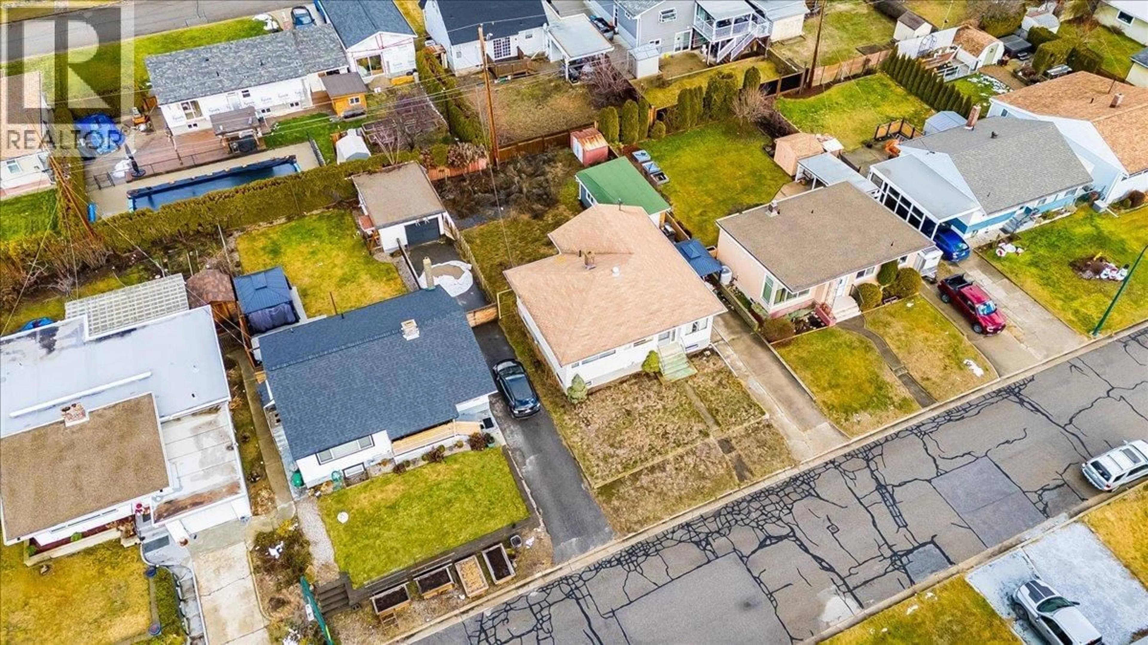 A pic from outside/outdoor area/front of a property/back of a property/a pic from drone, street for 3323 DAHLIA CRESCENT, Trail British Columbia V1R2Y1