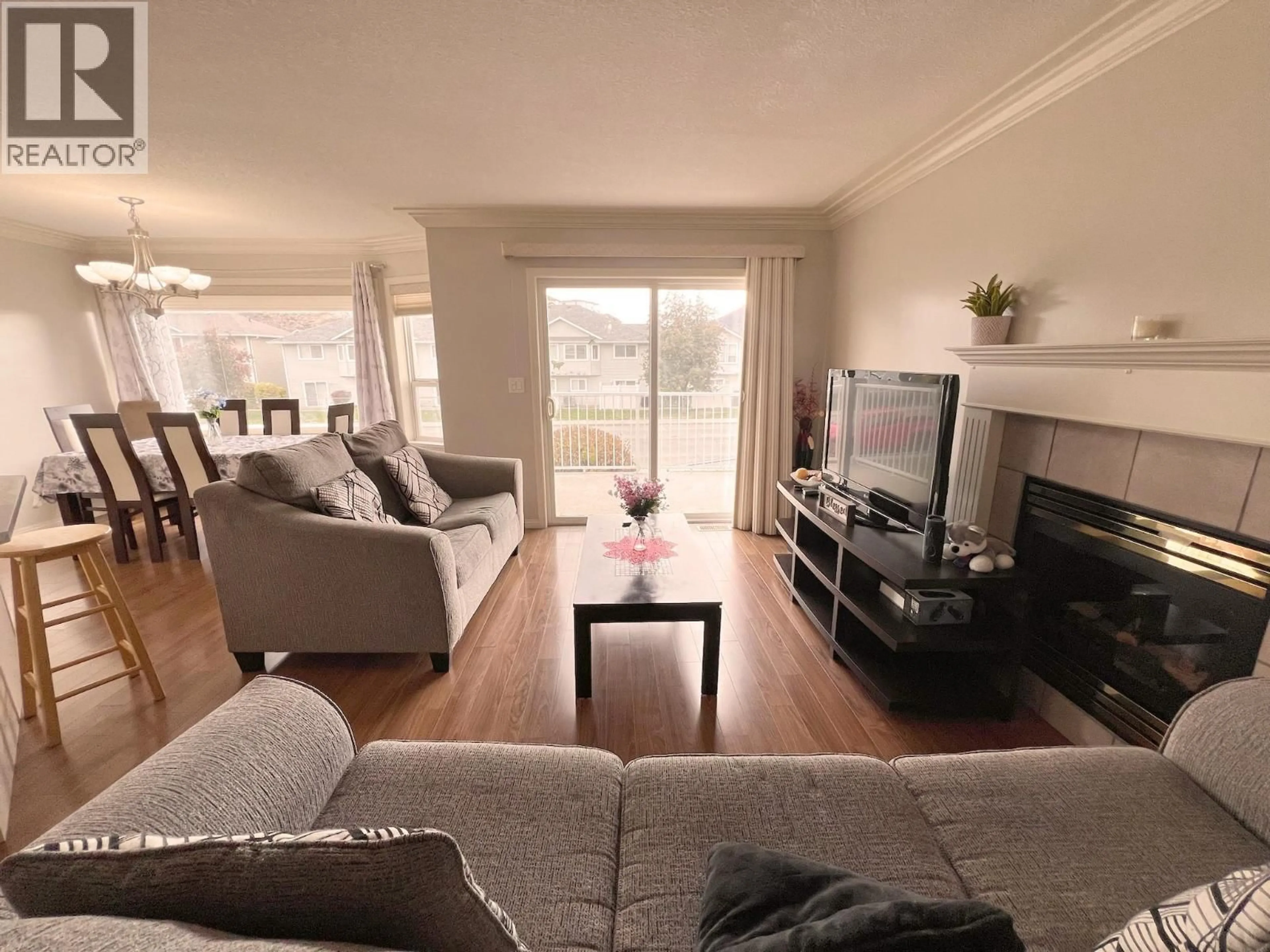 Living room with furniture, wood/laminate floor for 2 - 1945 GRASSLANDS BOULEVARD, Kamloops British Columbia V2B8T3