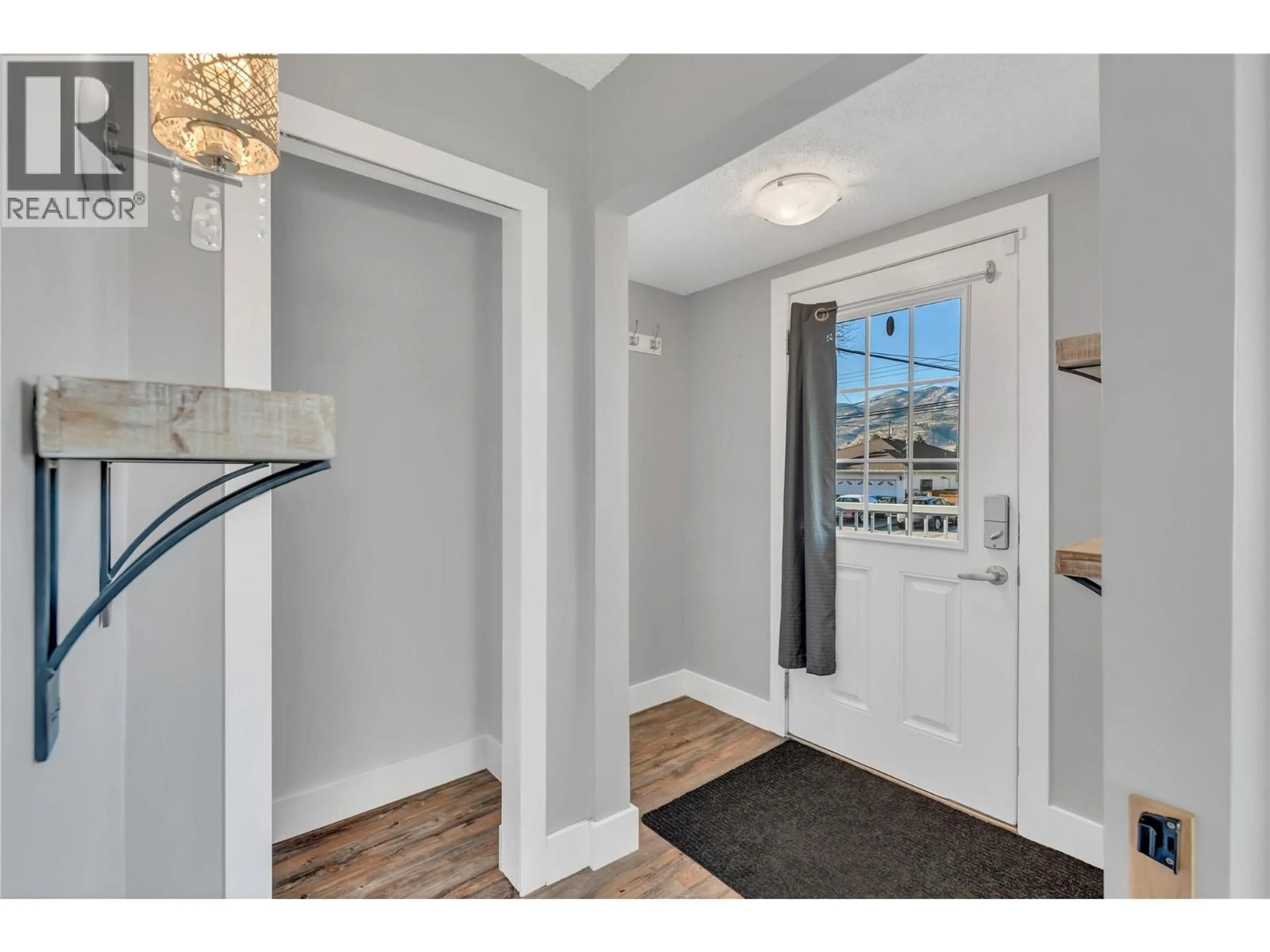 Indoor entryway for 1752 FAIRFORD DRIVE, Penticton British Columbia V2A6C8