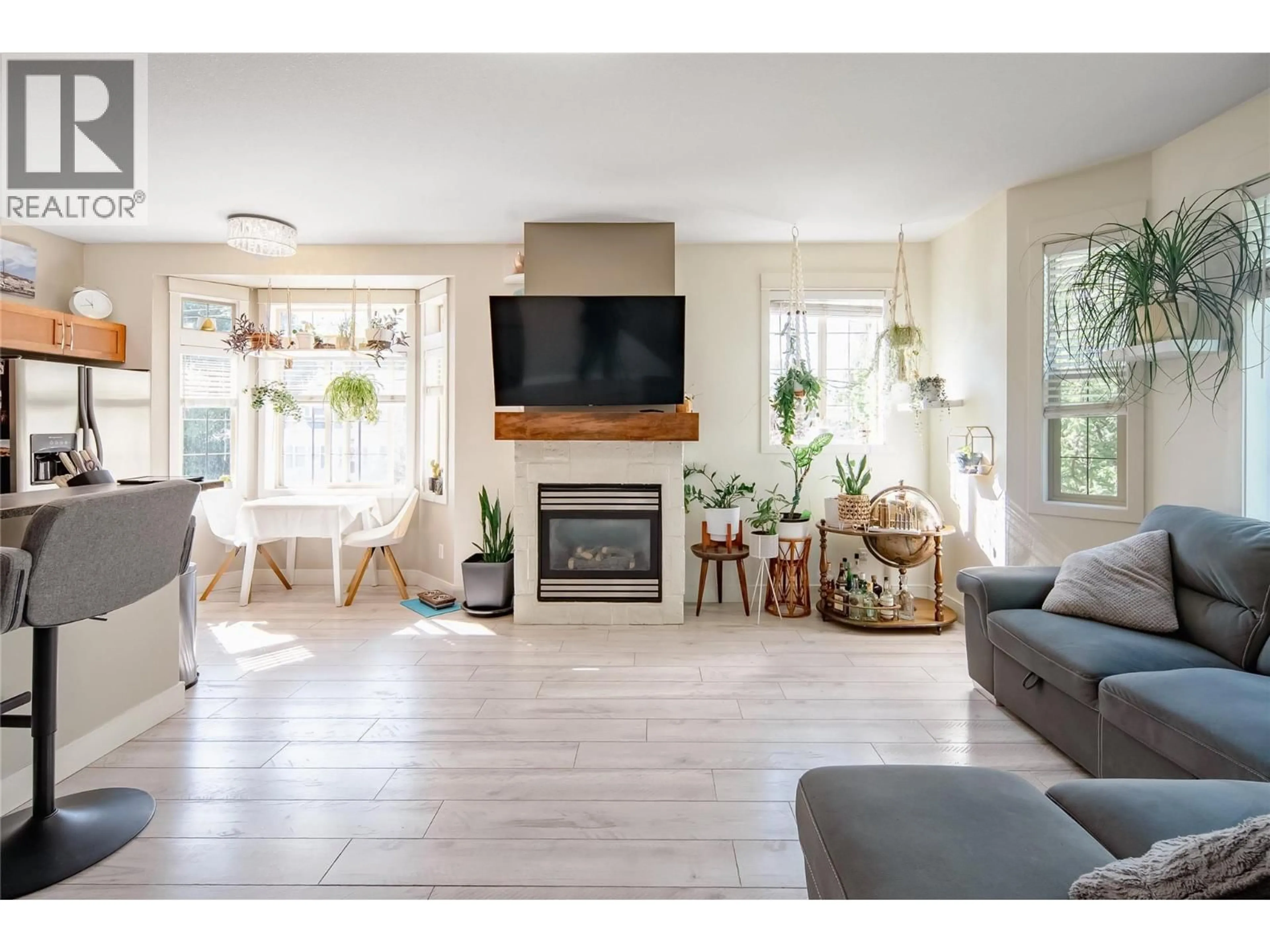 Living room with furniture, unknown for 101 - 952 LAWSON AVENUE, Kelowna British Columbia V1Y6T1