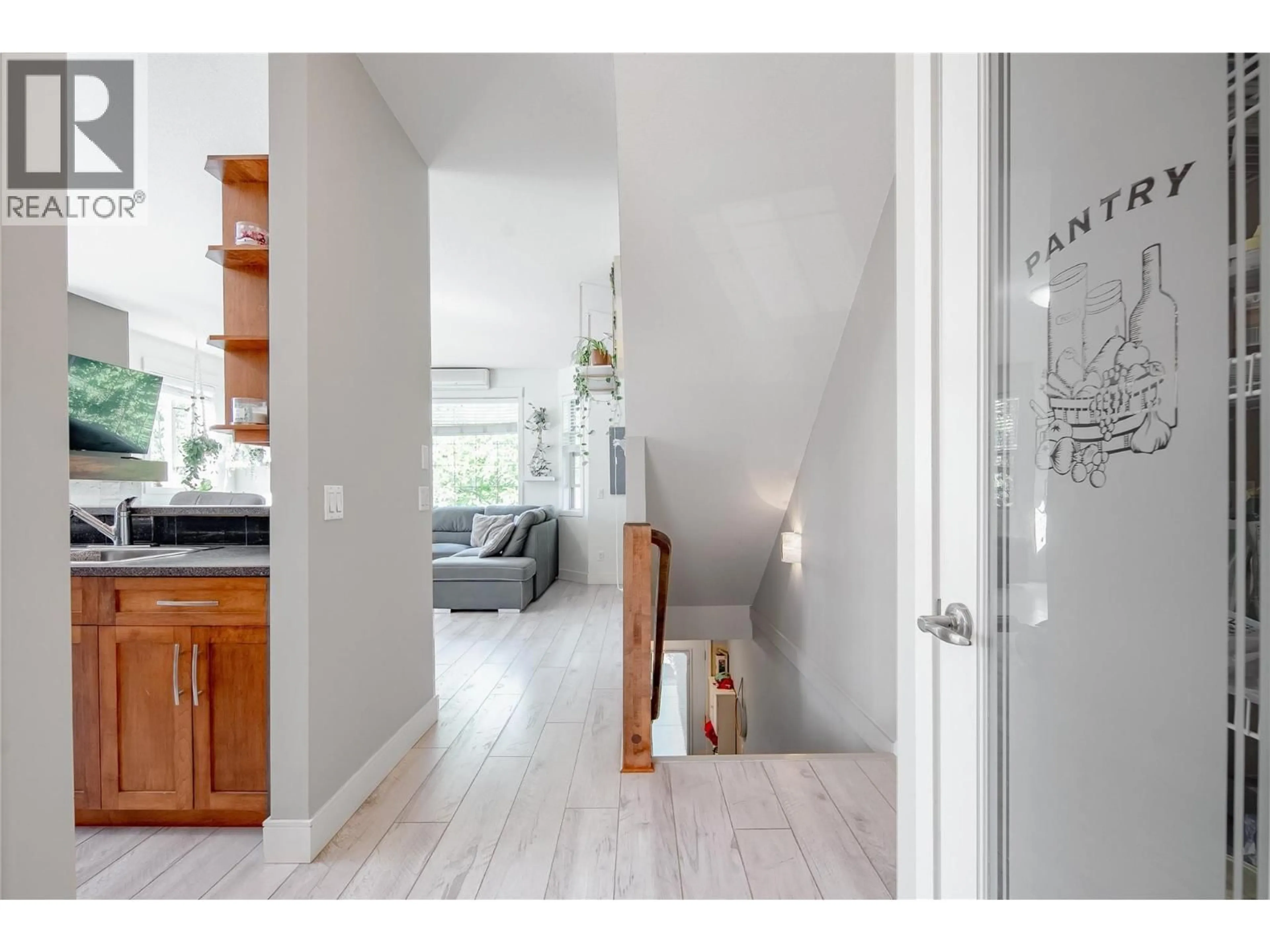 Indoor entryway for 101 - 952 LAWSON AVENUE, Kelowna British Columbia V1Y6T1