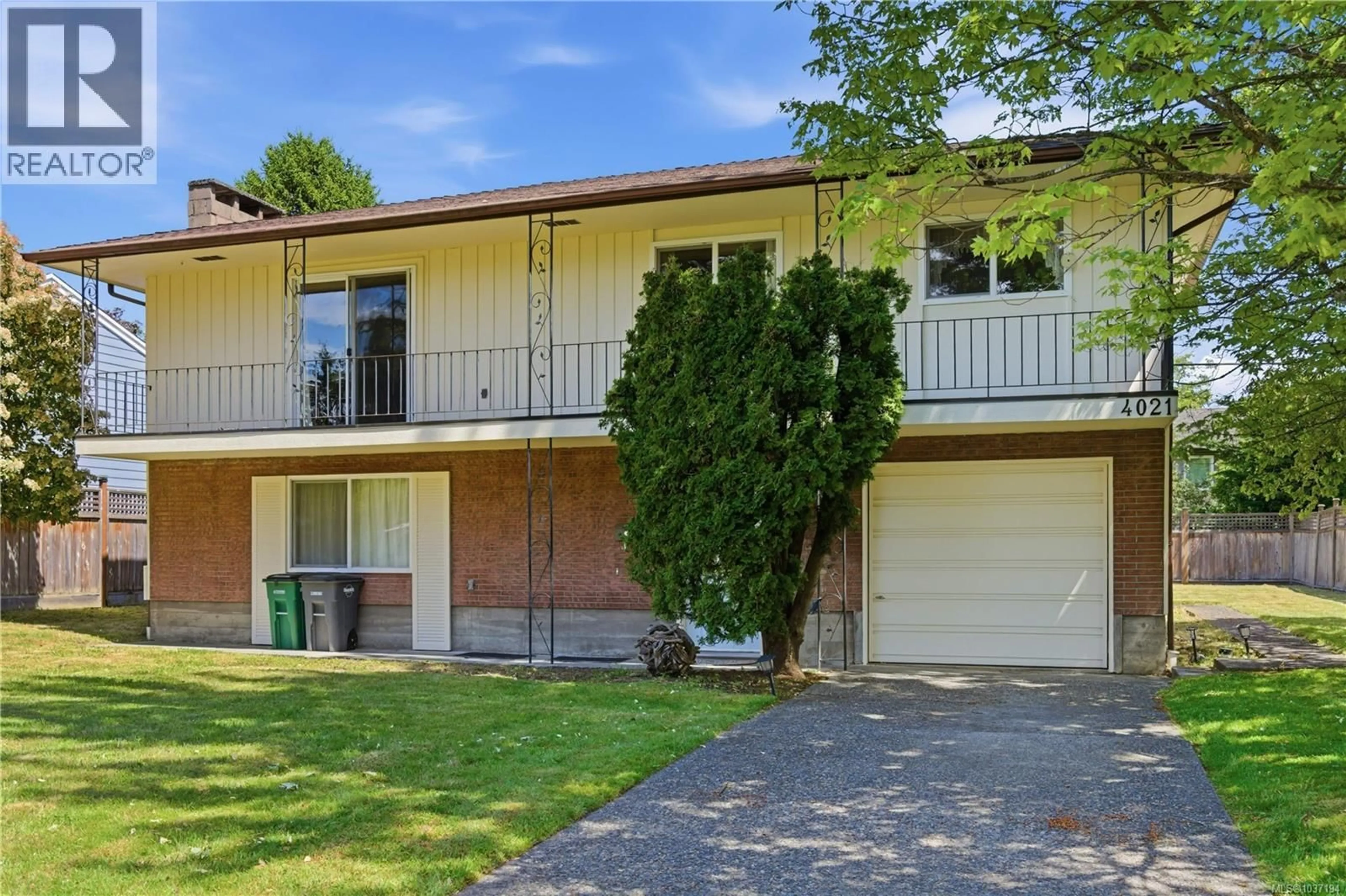 A pic from outside/outdoor area/front of a property/back of a property/a pic from drone, street for 4021 MAGDELIN STREET, Saanich British Columbia V8N3M6