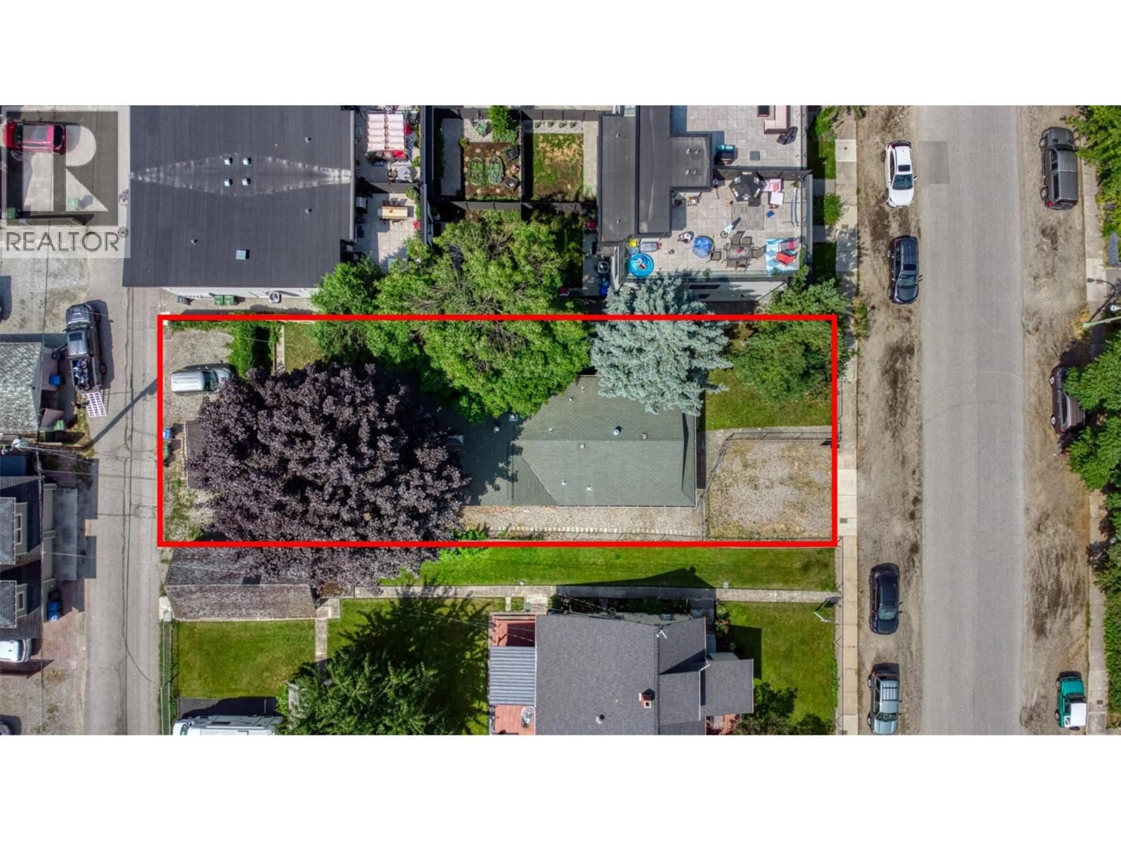 A pic from outside/outdoor area/front of a property/back of a property/a pic from drone, street for 859 LAWSON AVENUE, Kelowna British Columbia V1Y6S9