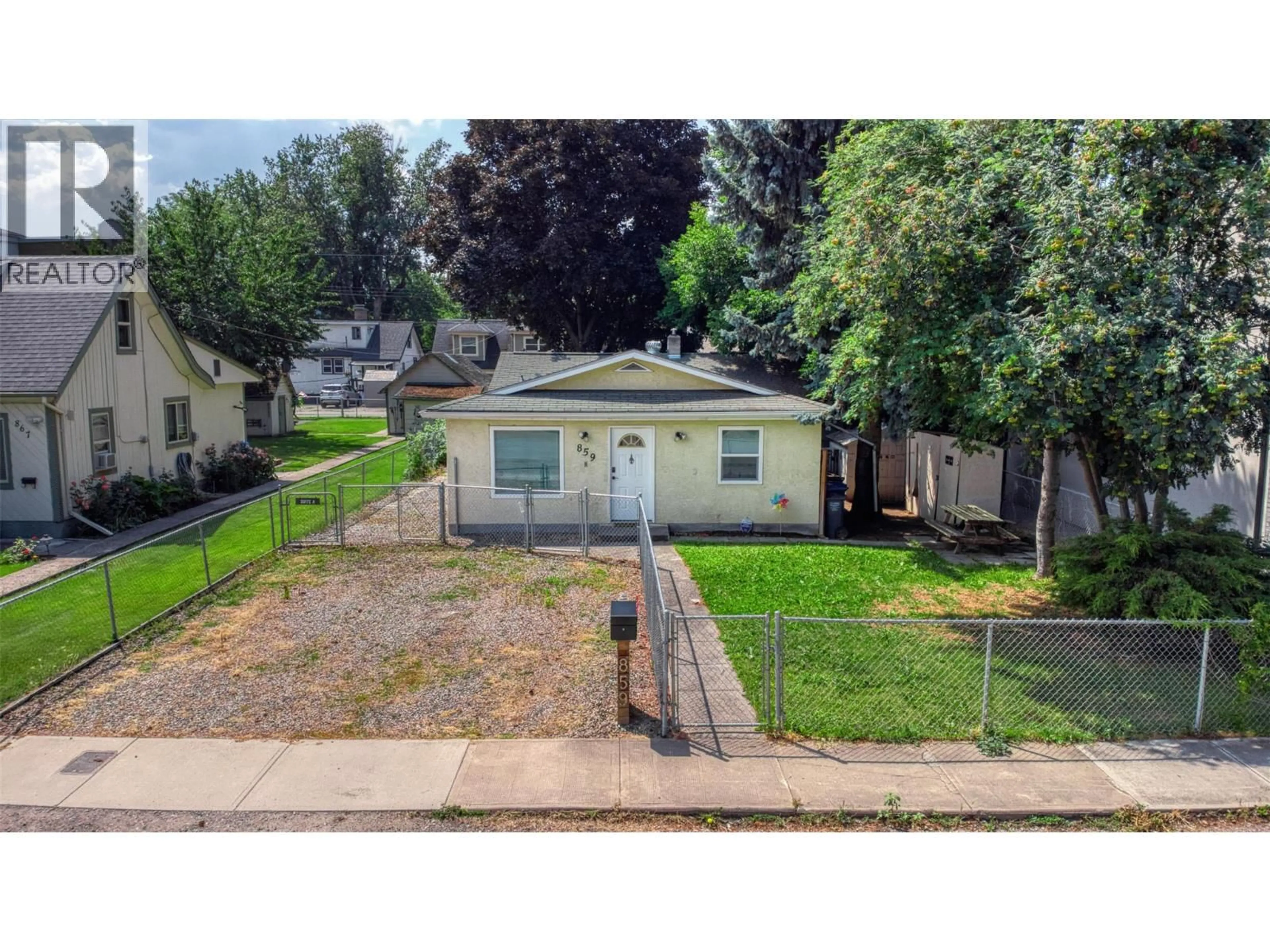 A pic from outside/outdoor area/front of a property/back of a property/a pic from drone, street for 859 LAWSON AVENUE, Kelowna British Columbia V1Y6S9