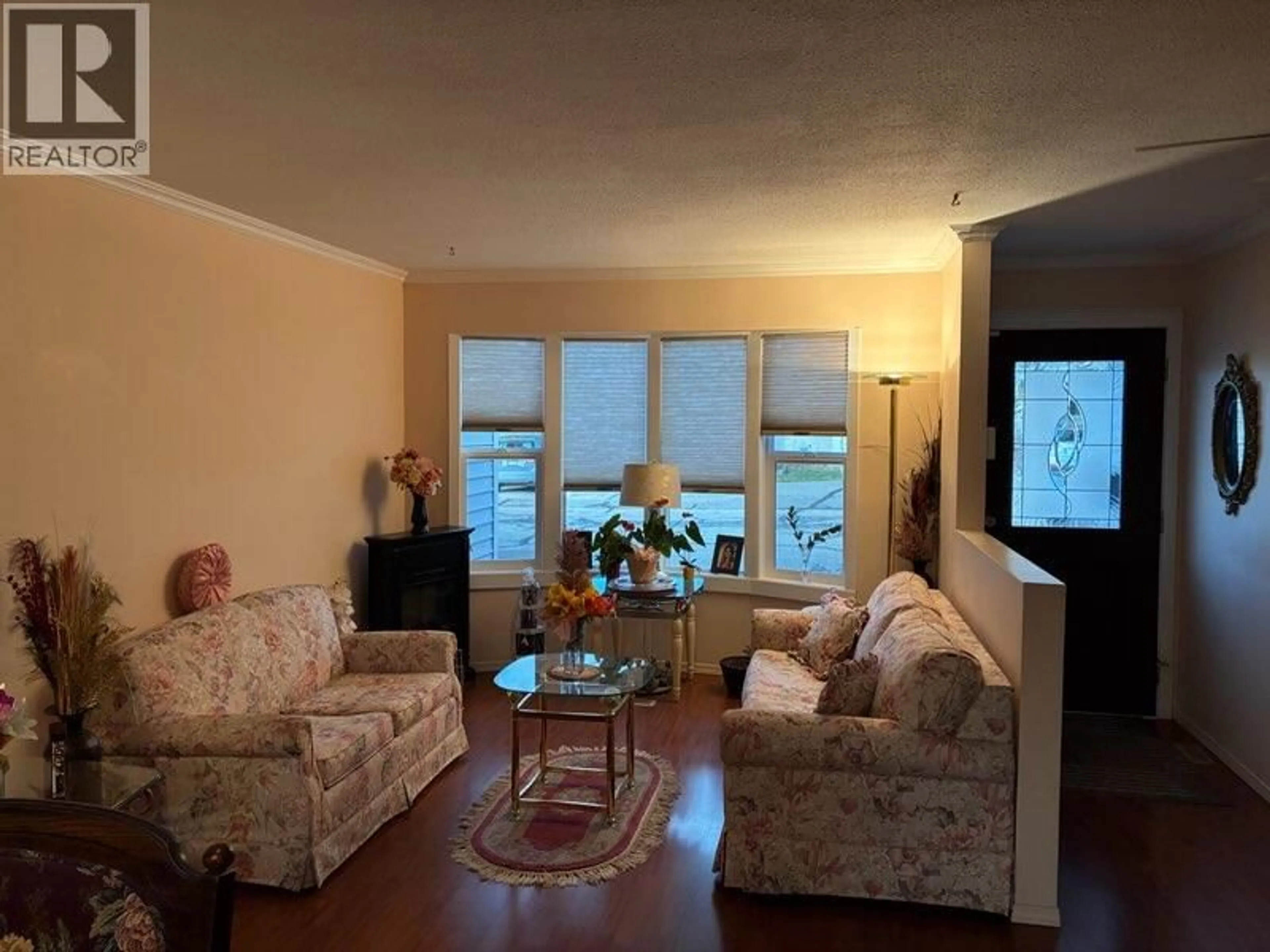 Living room with furniture, wood/laminate floor for 102 - 2445 SOUTH MAIN STREET, Penticton British Columbia V2A5J1