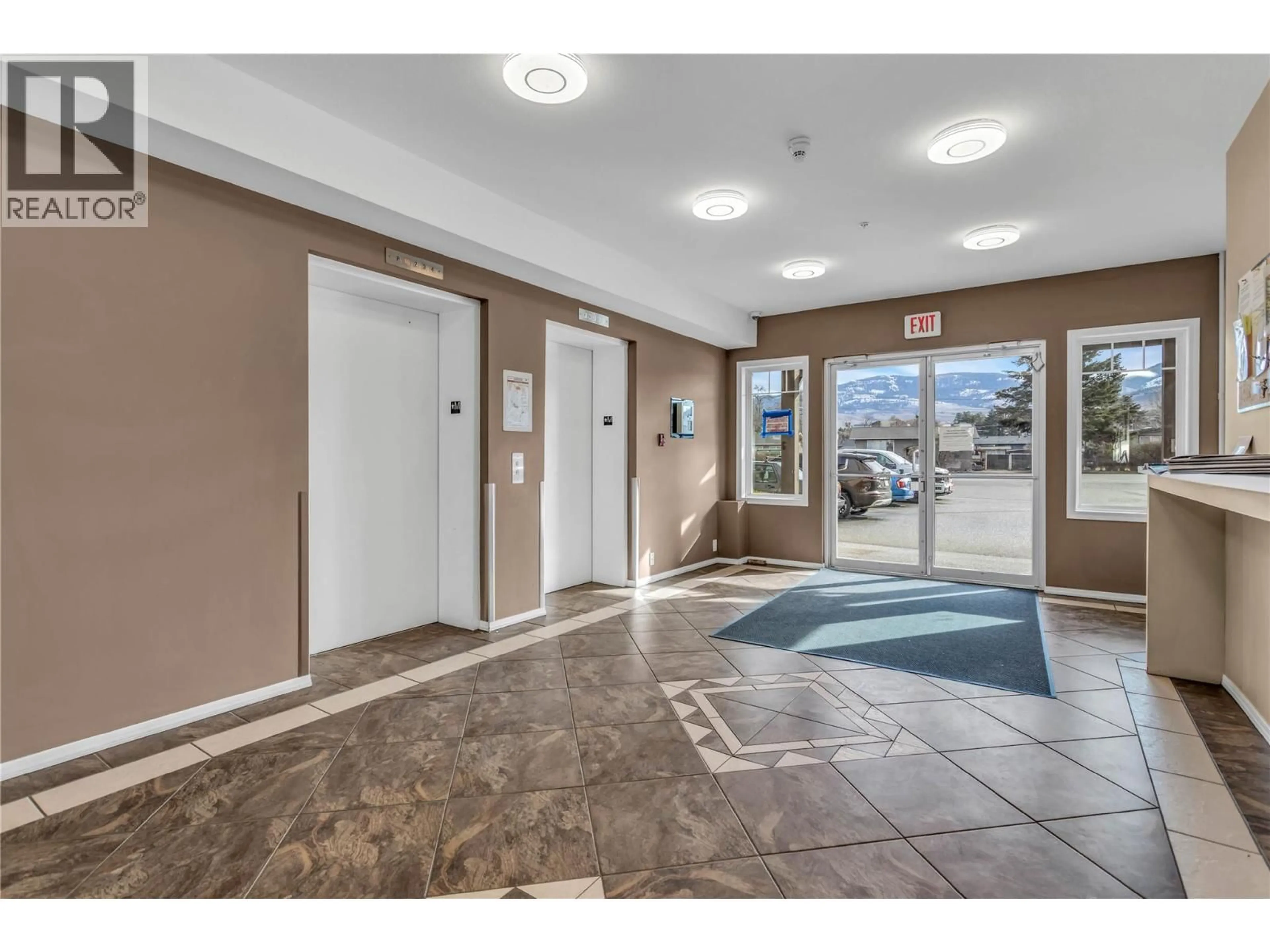 Indoor foyer for 302 - 250 HOLLYWOOD ROAD SOUTH, Kelowna British Columbia V1X3S9