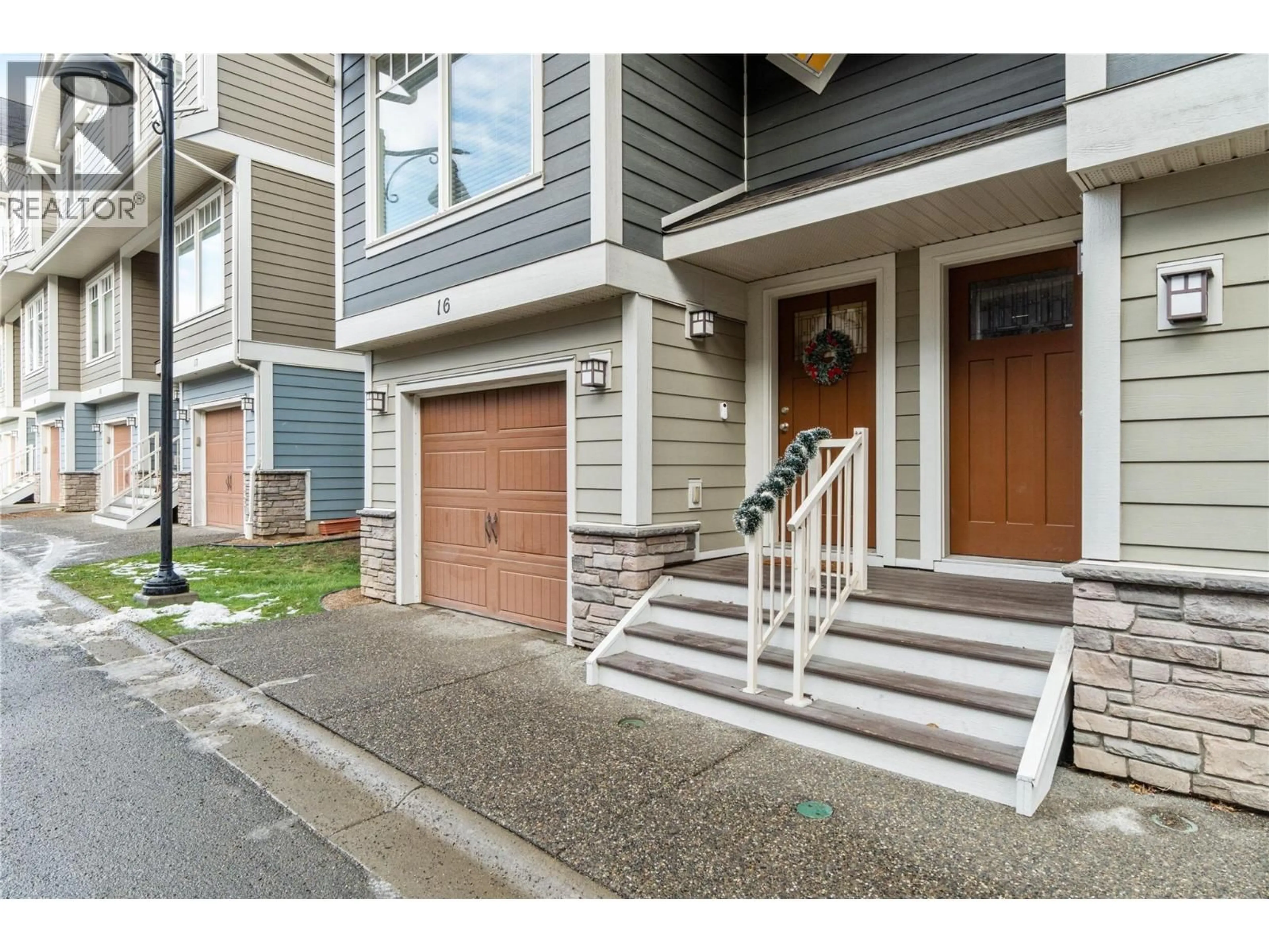 Indoor entryway for 16 - 2860 VALLEYVIEW DRIVE, Kamloops British Columbia V2C0B3