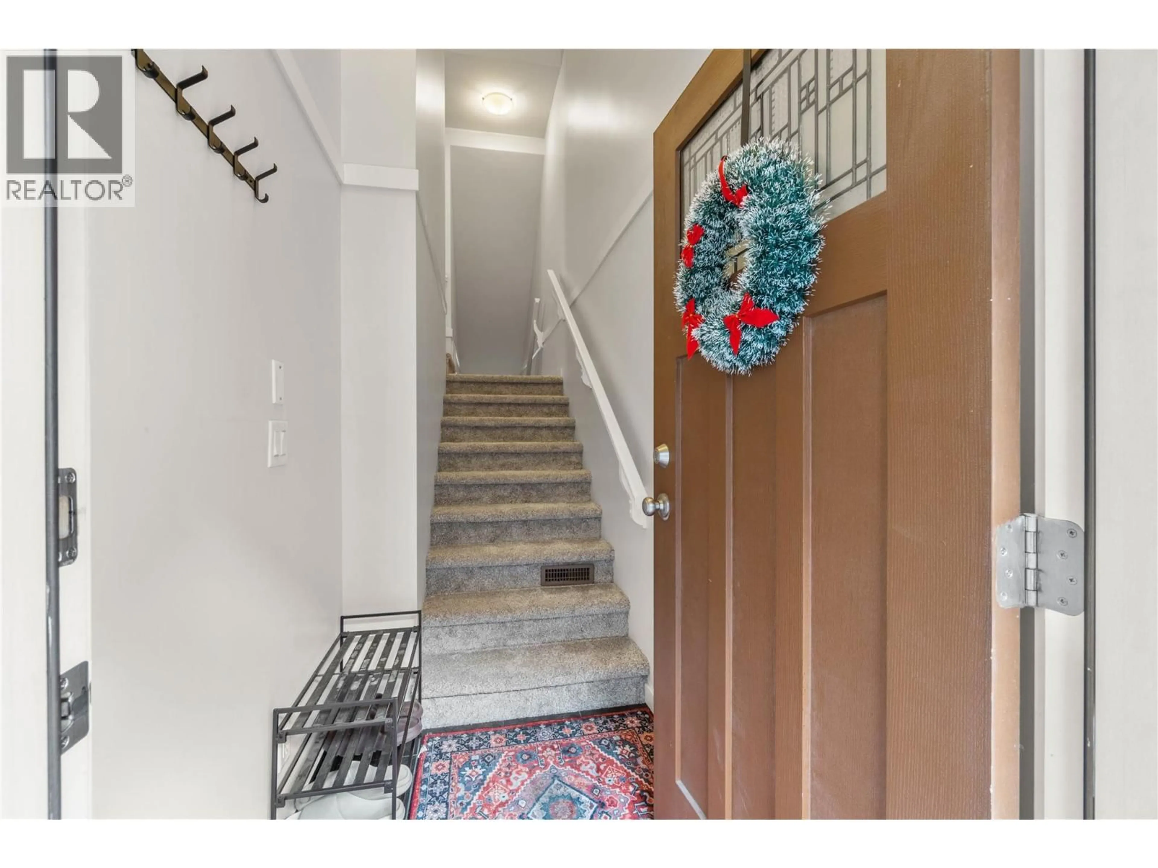 Indoor entryway for 16 - 2860 VALLEYVIEW DRIVE, Kamloops British Columbia V2C0B3