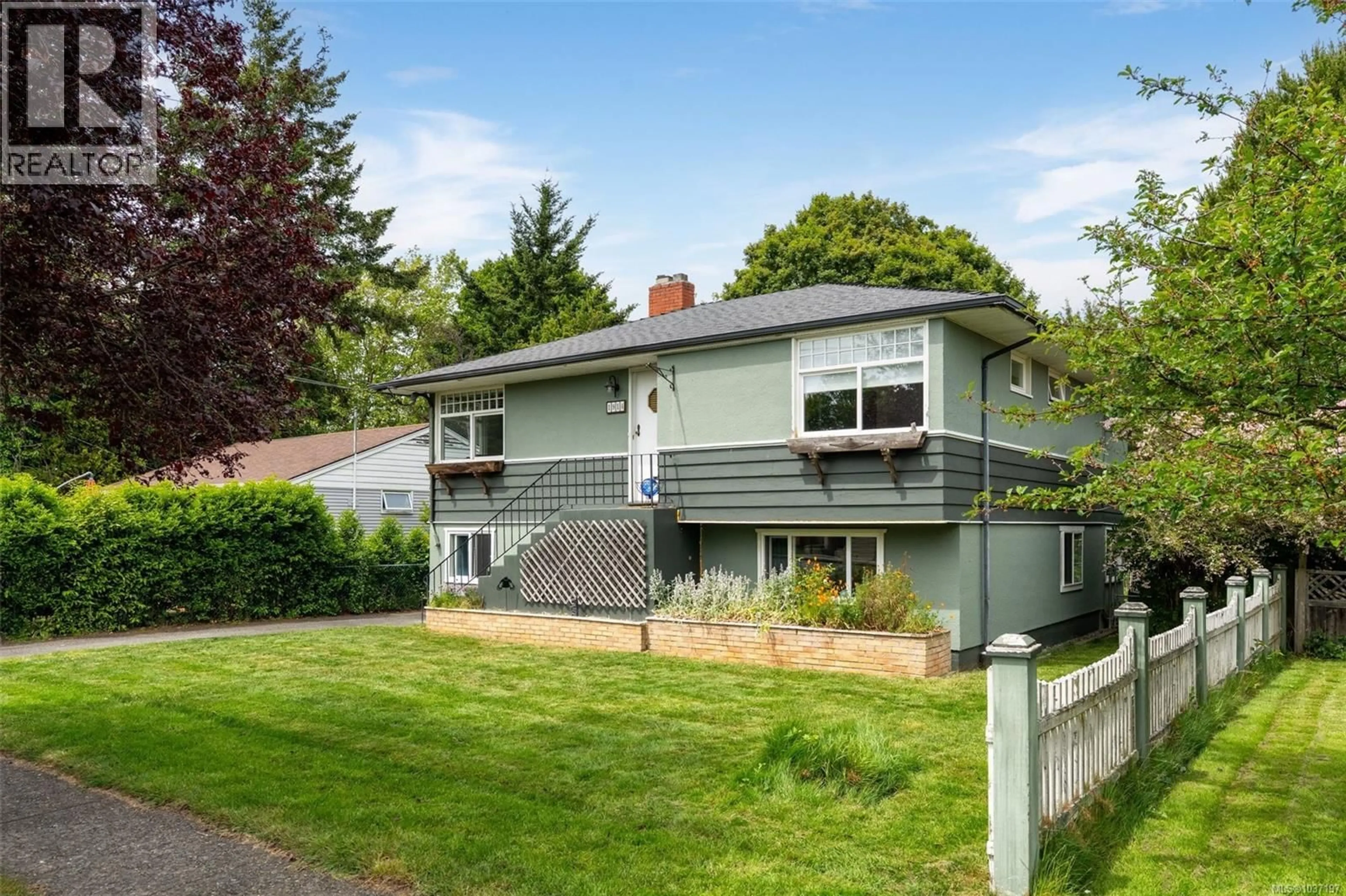 Home with vinyl exterior material, unknown for 1914 LEIGHTON ROAD, Victoria British Columbia V8R1N4