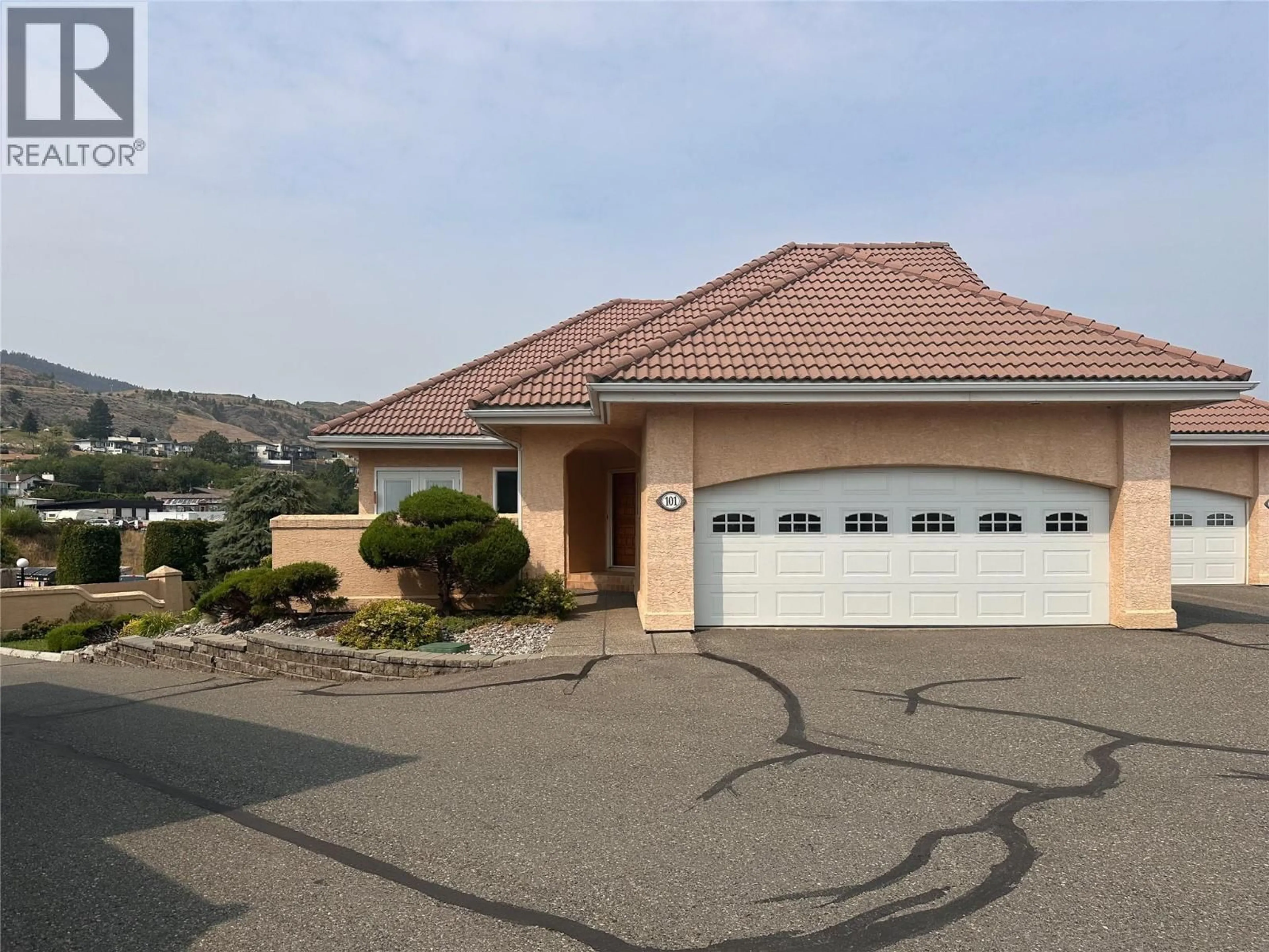 Home with vinyl exterior material, street for 101 - 45 HUDSONS BAY TRAIL, Kamloops British Columbia V2C6N5