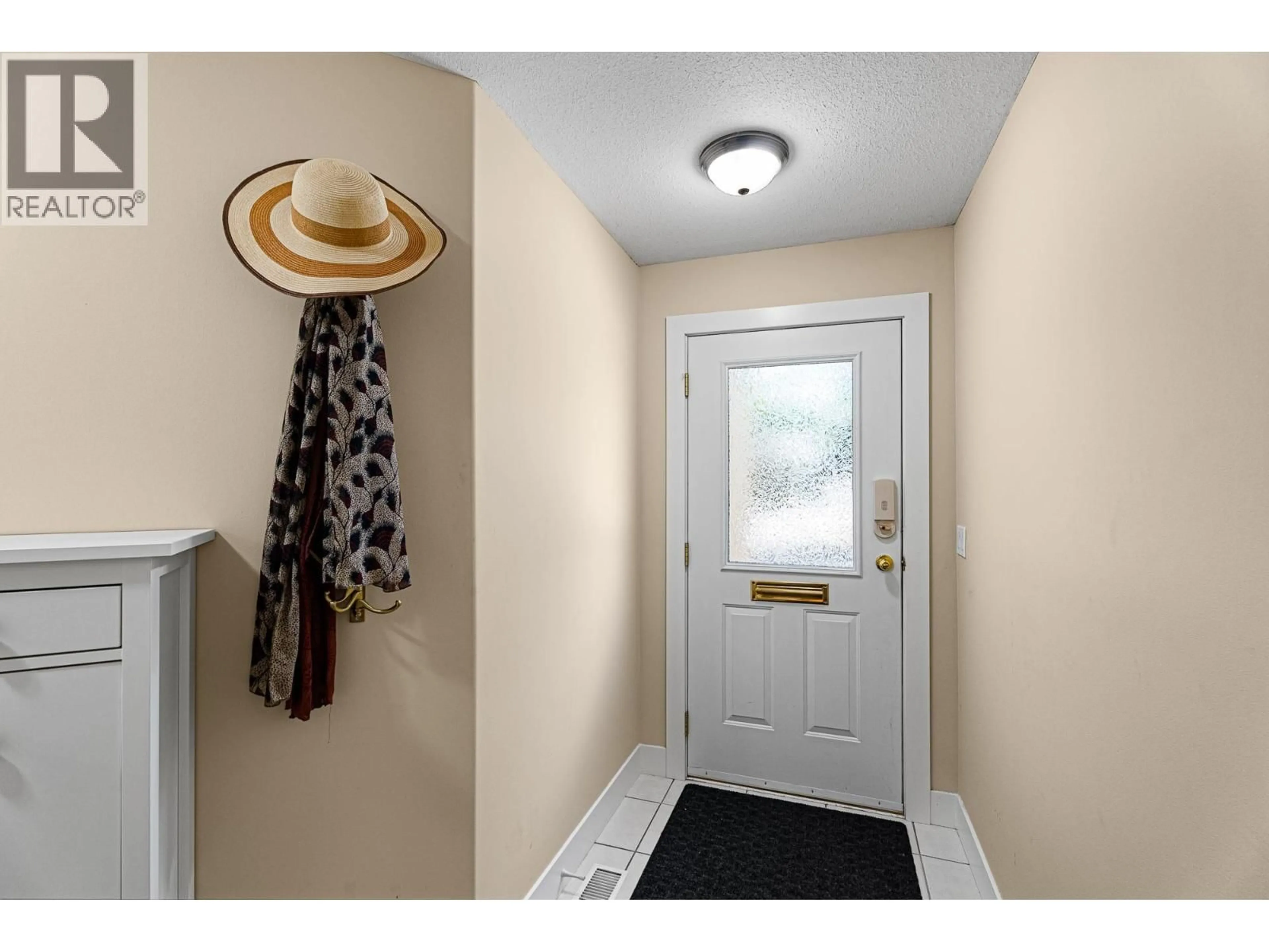 Indoor entryway for 5 - 900 LORNE STREET, Kamloops British Columbia V2C1W9