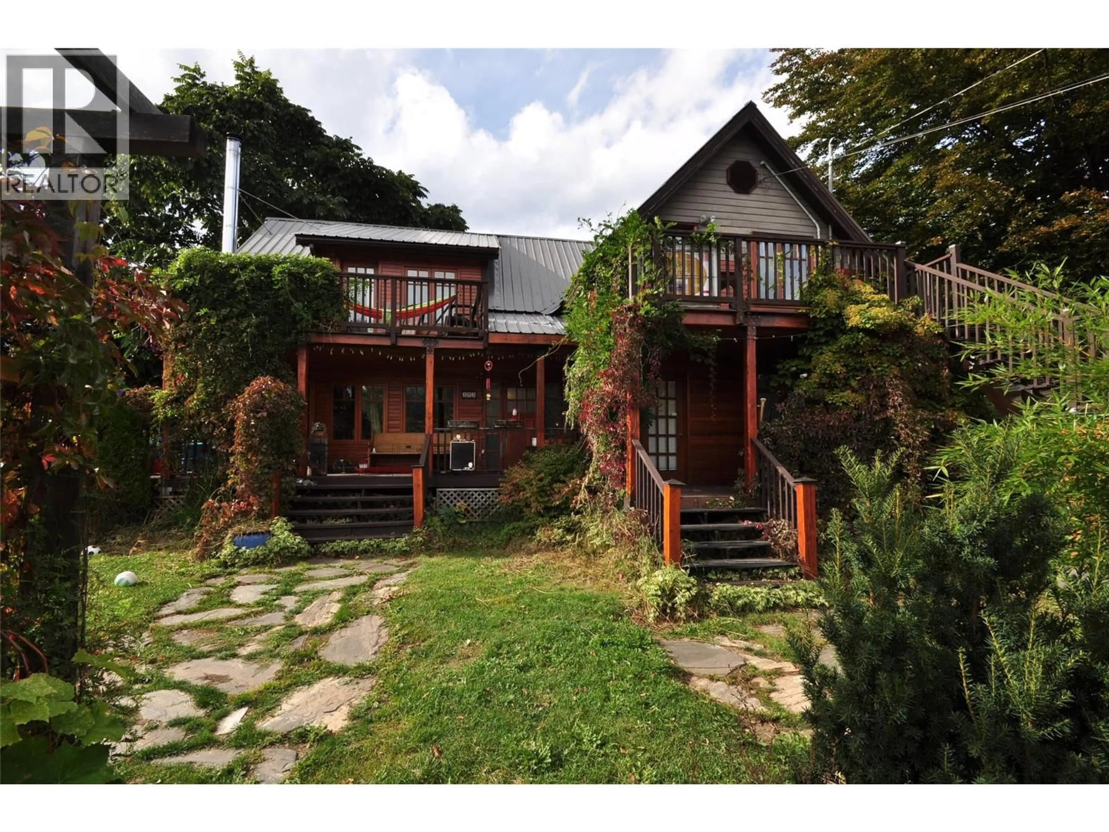 A pic from outside/outdoor area/front of a property/back of a property/a pic from drone, unknown for 105 WASHINGTON STREET NORTH, Kaslo British Columbia V0G1M0