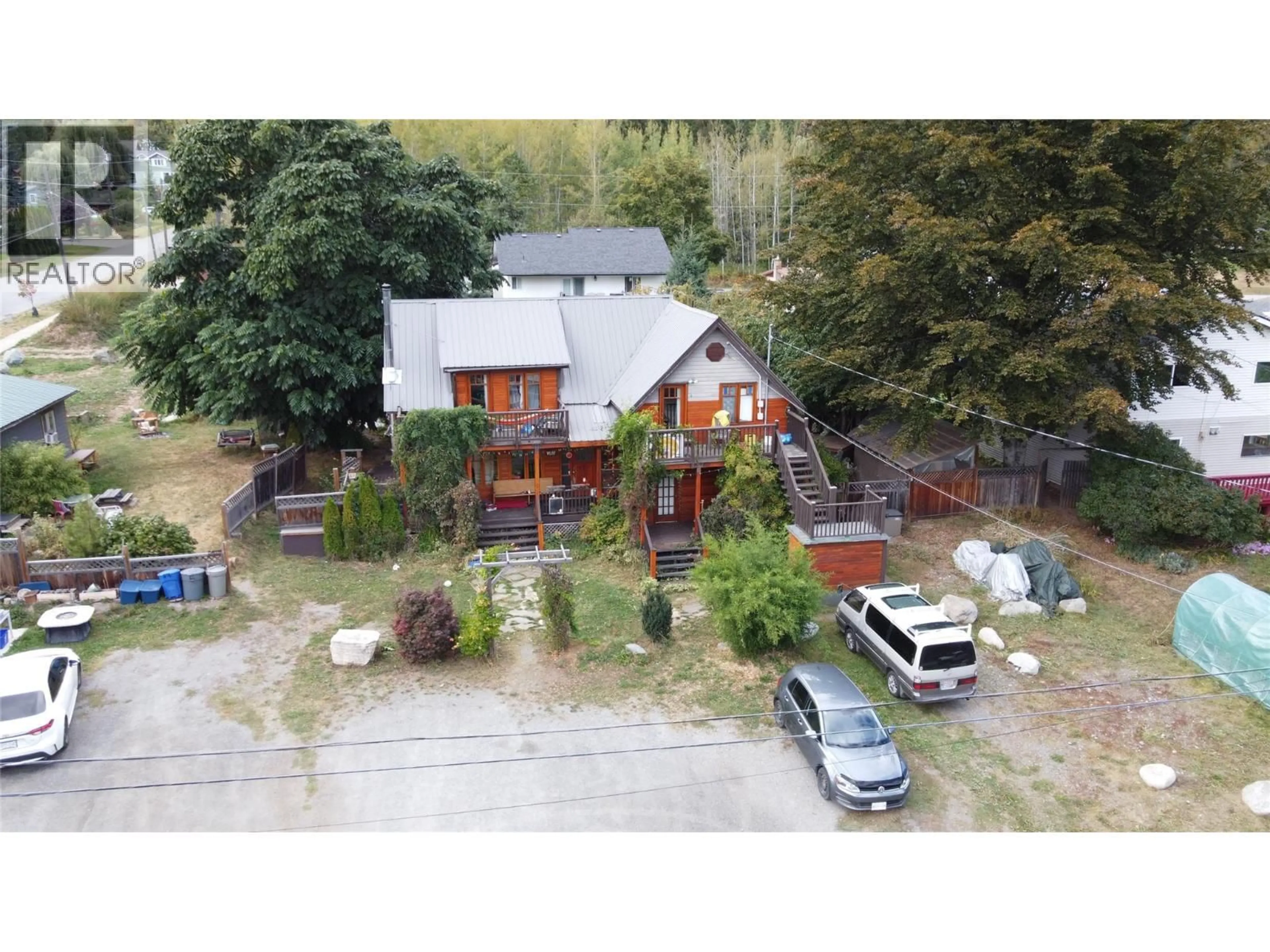 A pic from outside/outdoor area/front of a property/back of a property/a pic from drone, unknown for 105 WASHINGTON STREET NORTH, Kaslo British Columbia V0G1M0