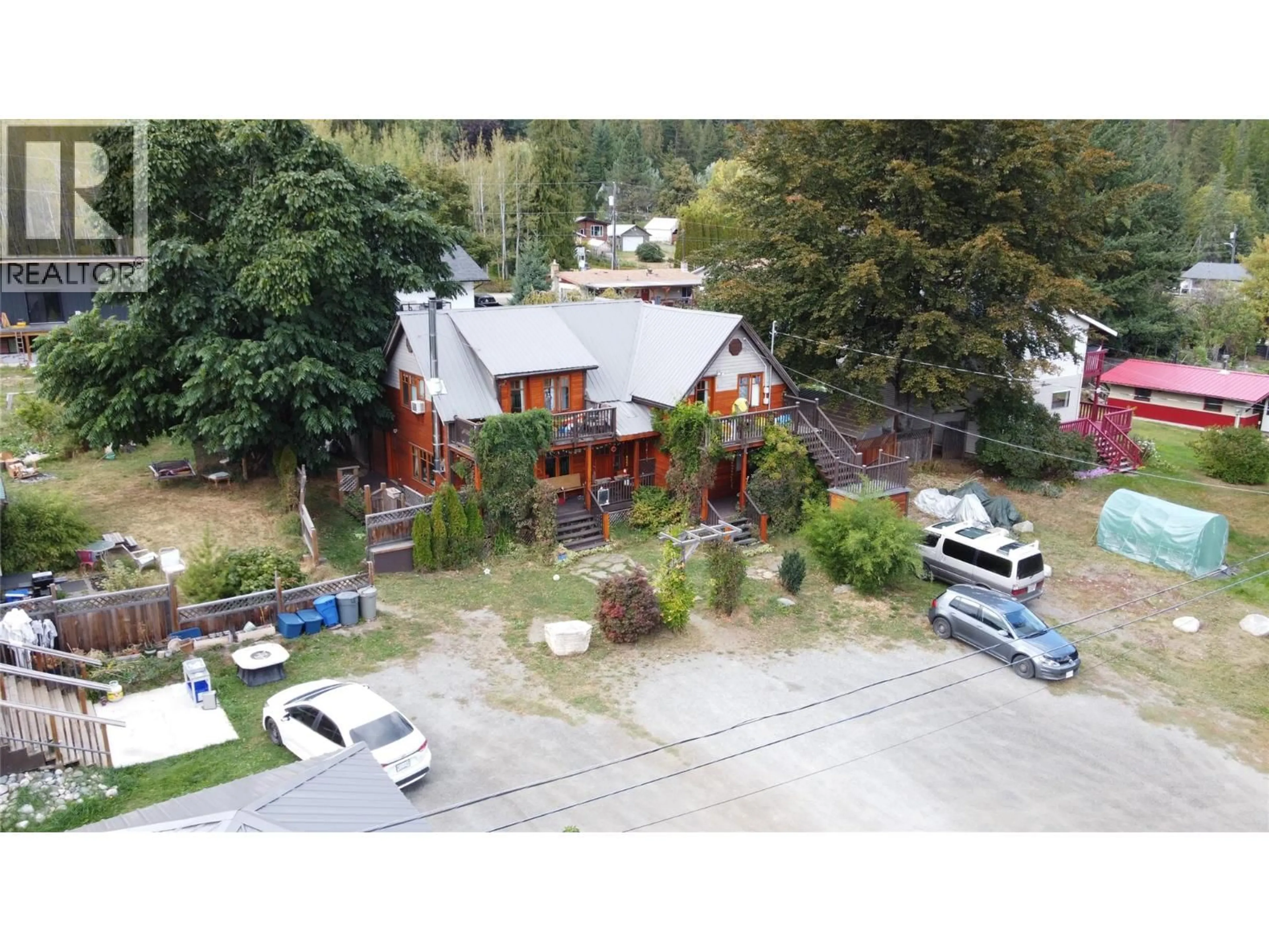 A pic from outside/outdoor area/front of a property/back of a property/a pic from drone, unknown for 105 WASHINGTON STREET NORTH, Kaslo British Columbia V0G1M0