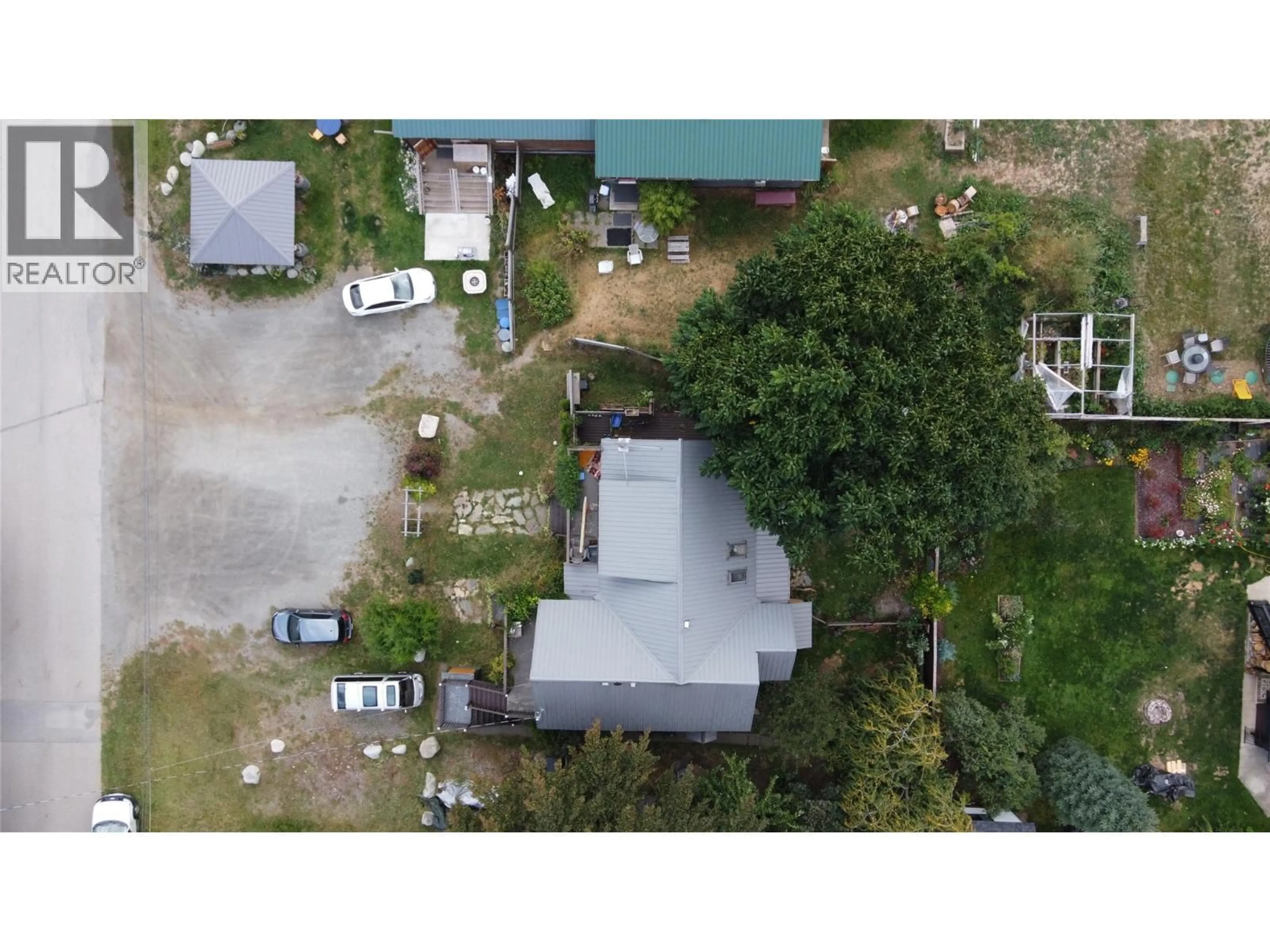 A pic from outside/outdoor area/front of a property/back of a property/a pic from drone, unknown for 105 WASHINGTON STREET NORTH, Kaslo British Columbia V0G1M0
