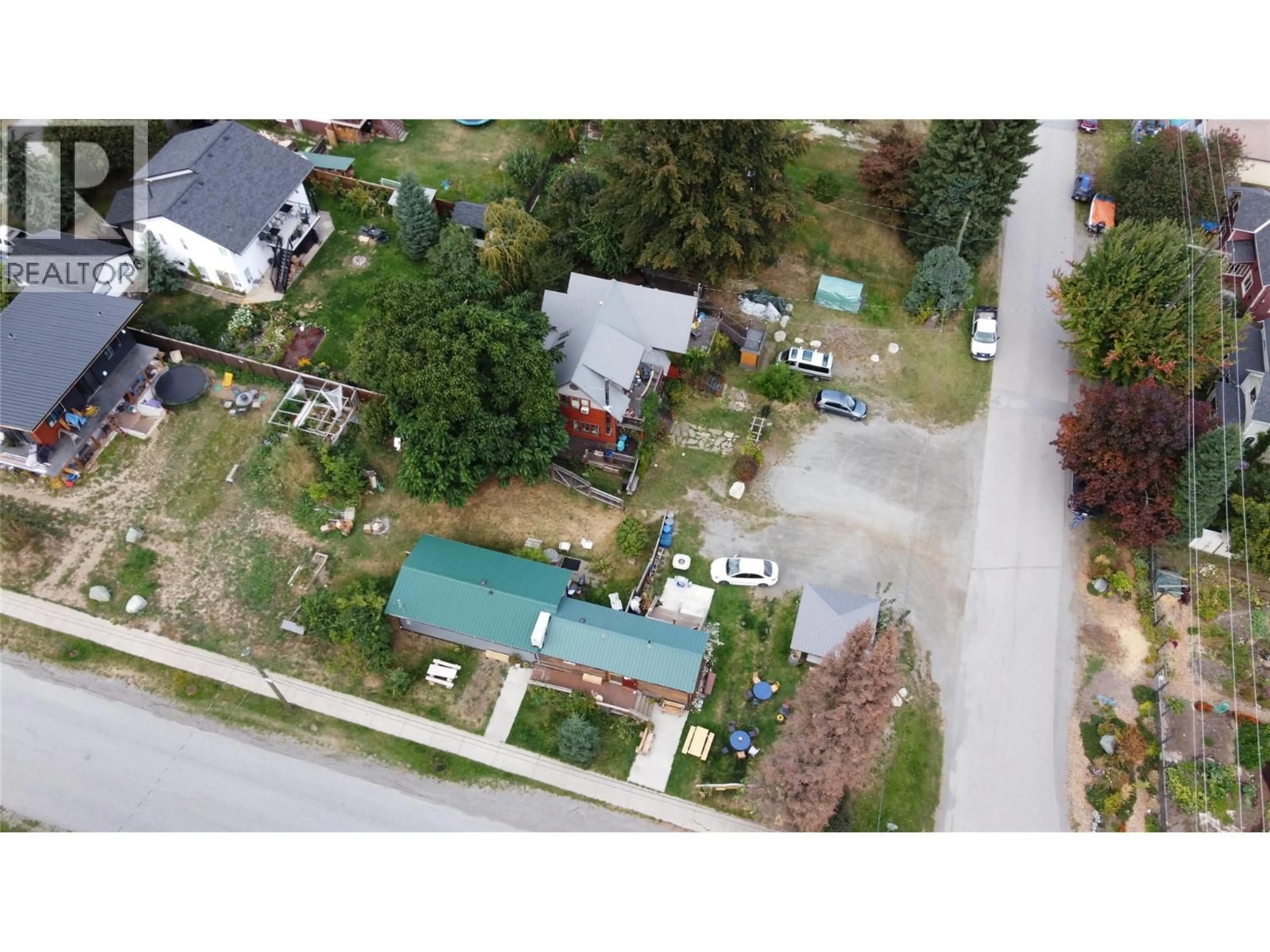 A pic from outside/outdoor area/front of a property/back of a property/a pic from drone, street for 105 WASHINGTON STREET NORTH, Kaslo British Columbia V0G1M0