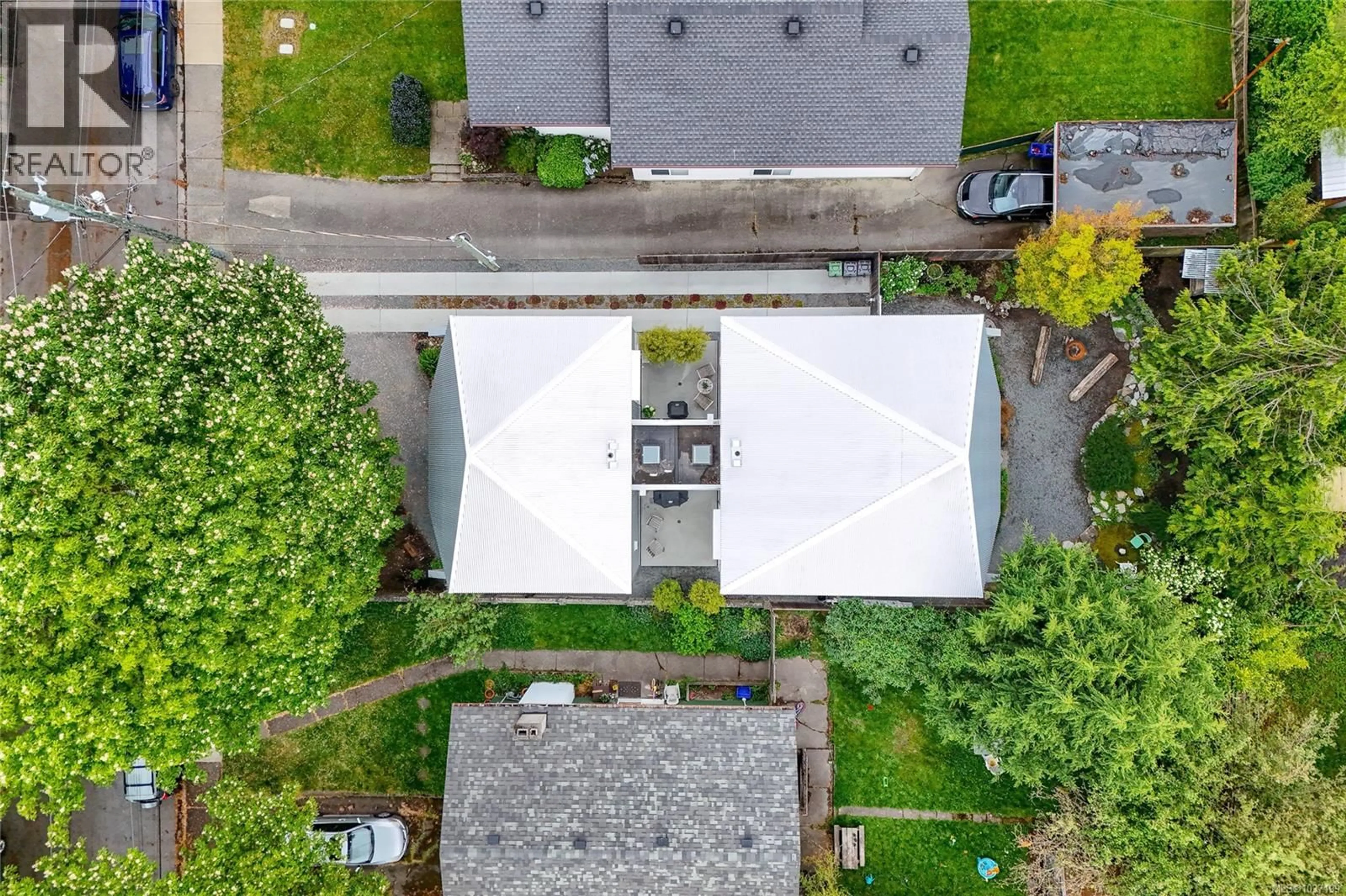 A pic from outside/outdoor area/front of a property/back of a property/a pic from drone, street for 1427 WALNUT STREET, Victoria British Columbia V8R1Y7
