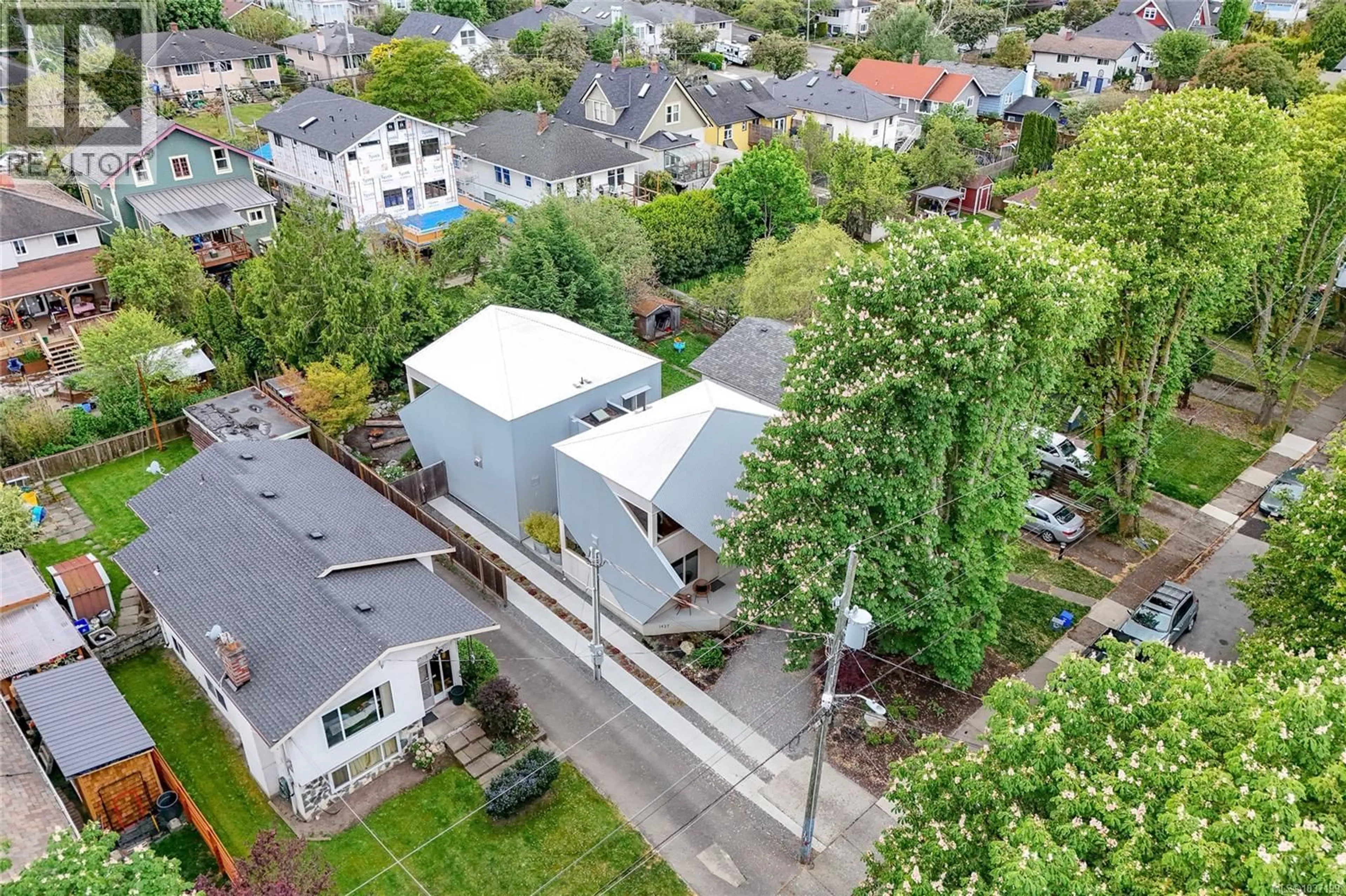 A pic from outside/outdoor area/front of a property/back of a property/a pic from drone, street for 1427 WALNUT STREET, Victoria British Columbia V8R1Y7
