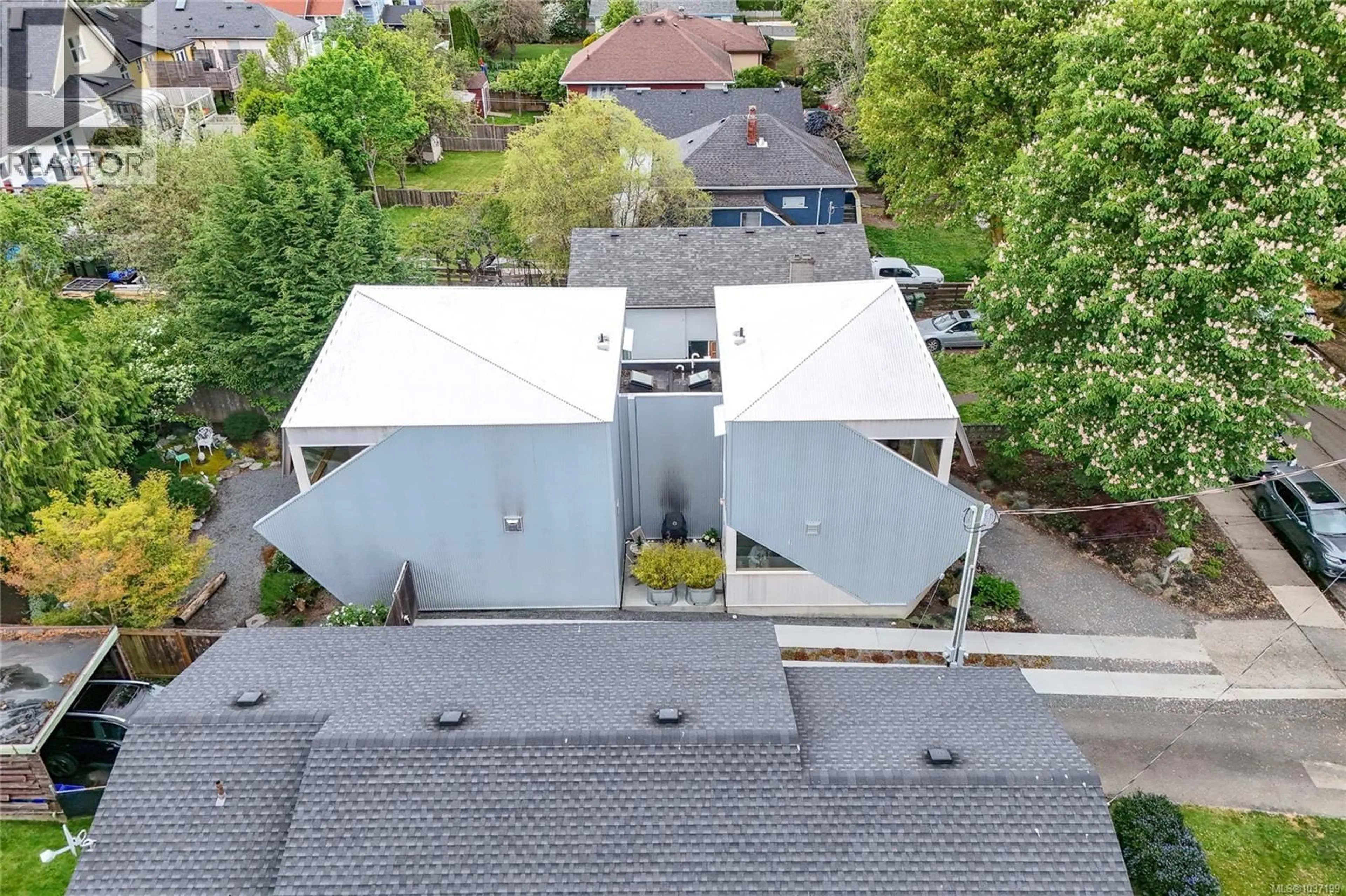 A pic from outside/outdoor area/front of a property/back of a property/a pic from drone, unknown for 1427 WALNUT STREET, Victoria British Columbia V8R1Y7