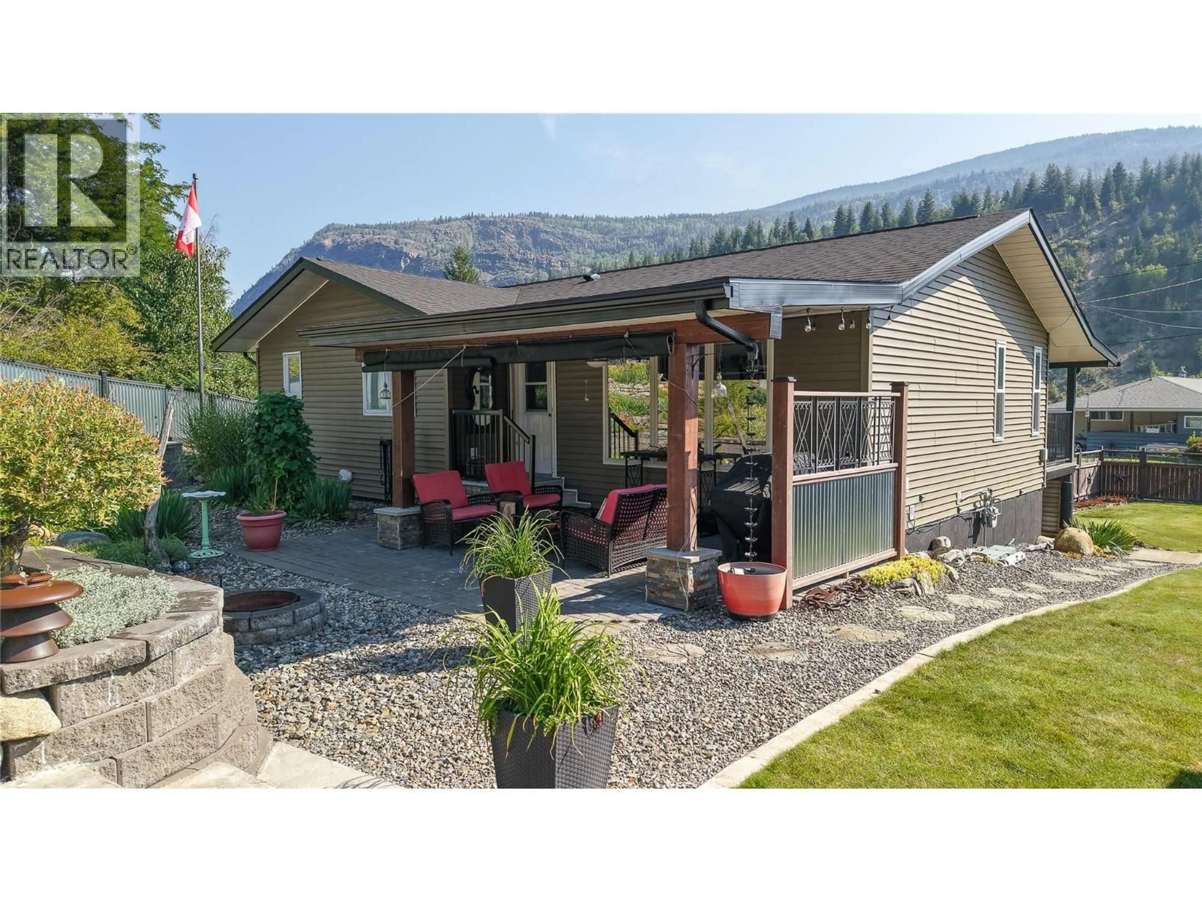 Patio, mountain view for 430 3RD AVENUE, Trail British Columbia V1R4V4