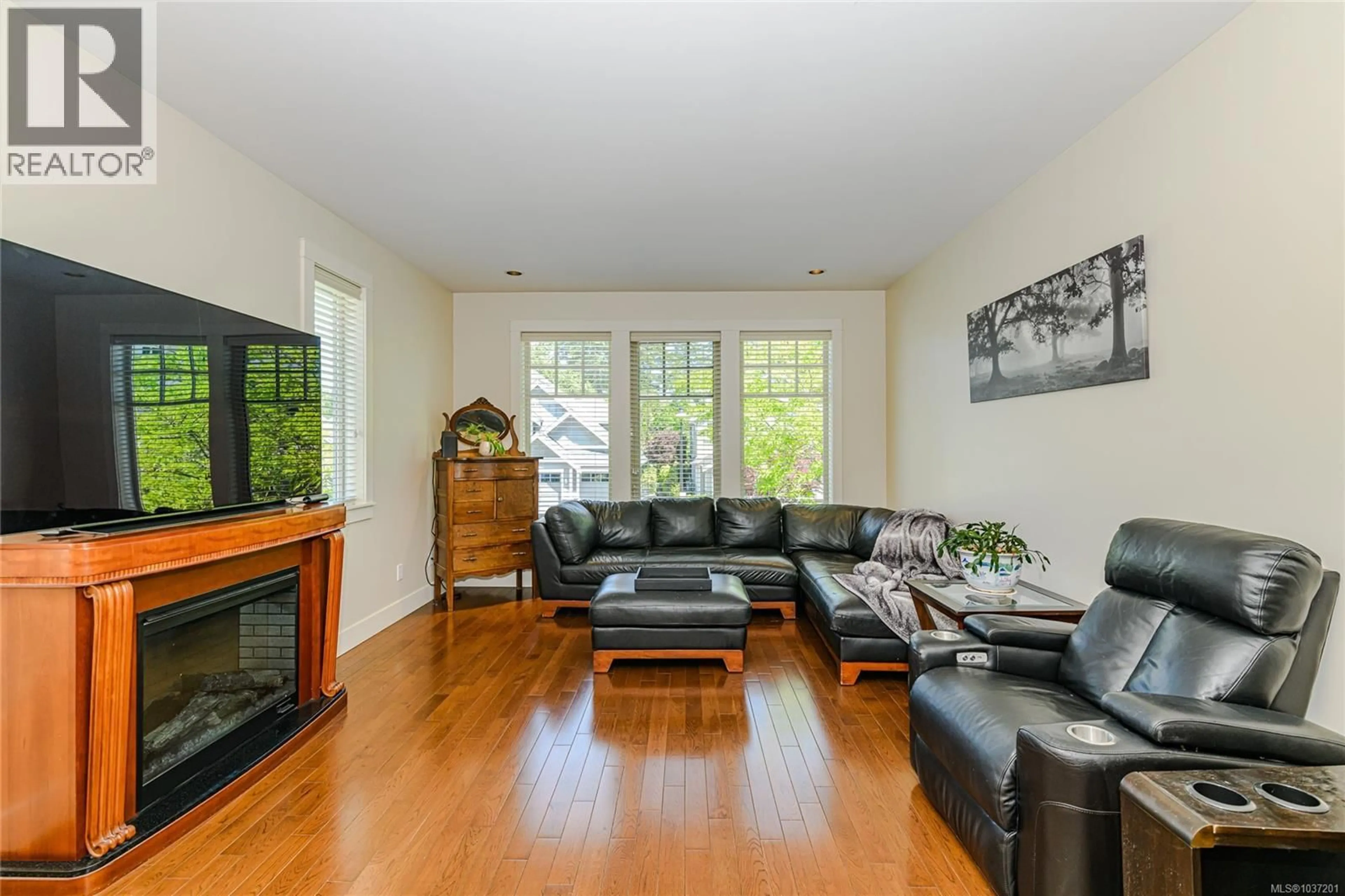 Living room with furniture, wood/laminate floor for 983 ARNGASK AVENUE, Langford British Columbia V9B0G4
