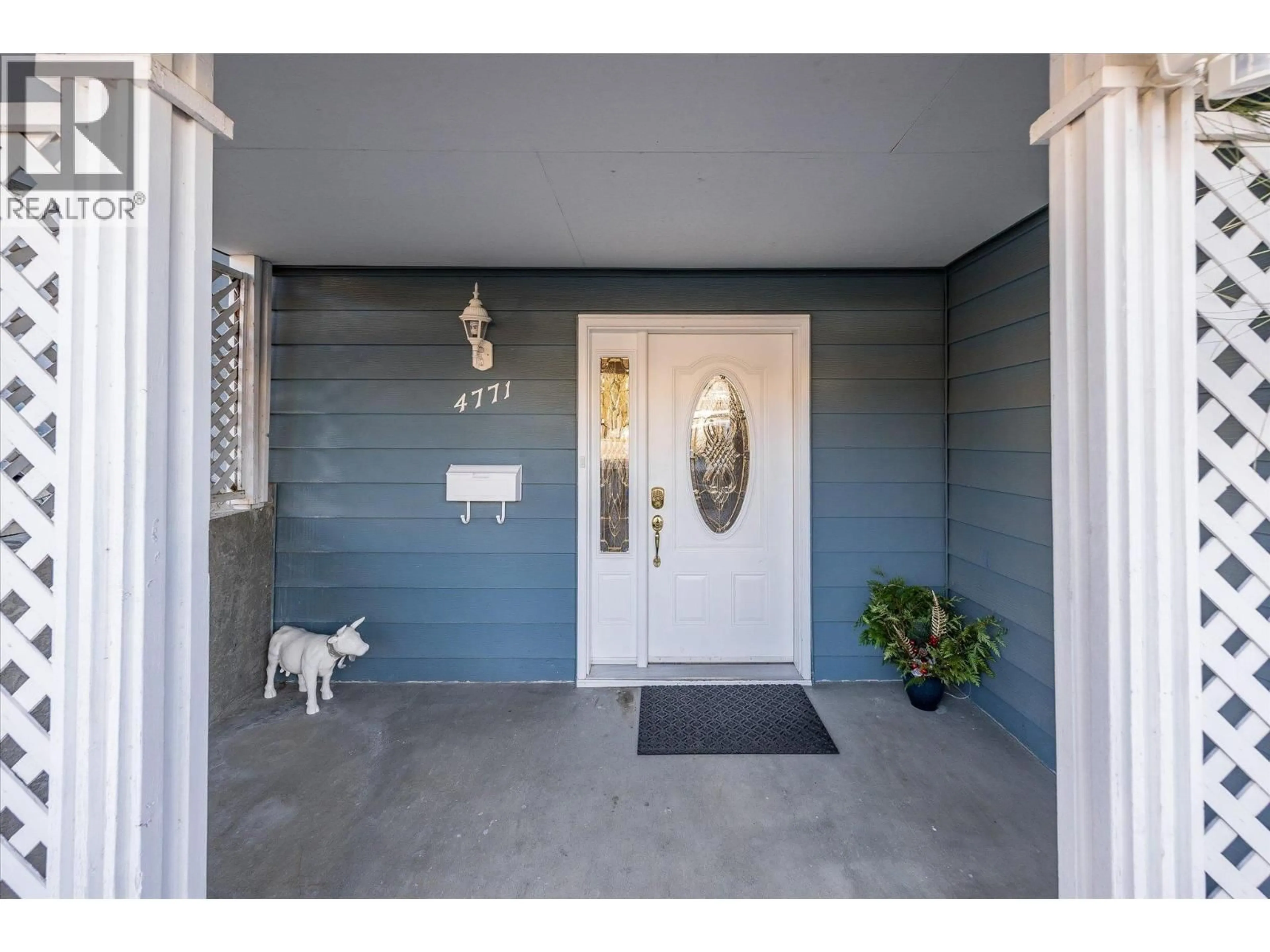 Indoor entryway for 4771 PARKDALE CRESCENT, Kelowna British Columbia V1X6T6