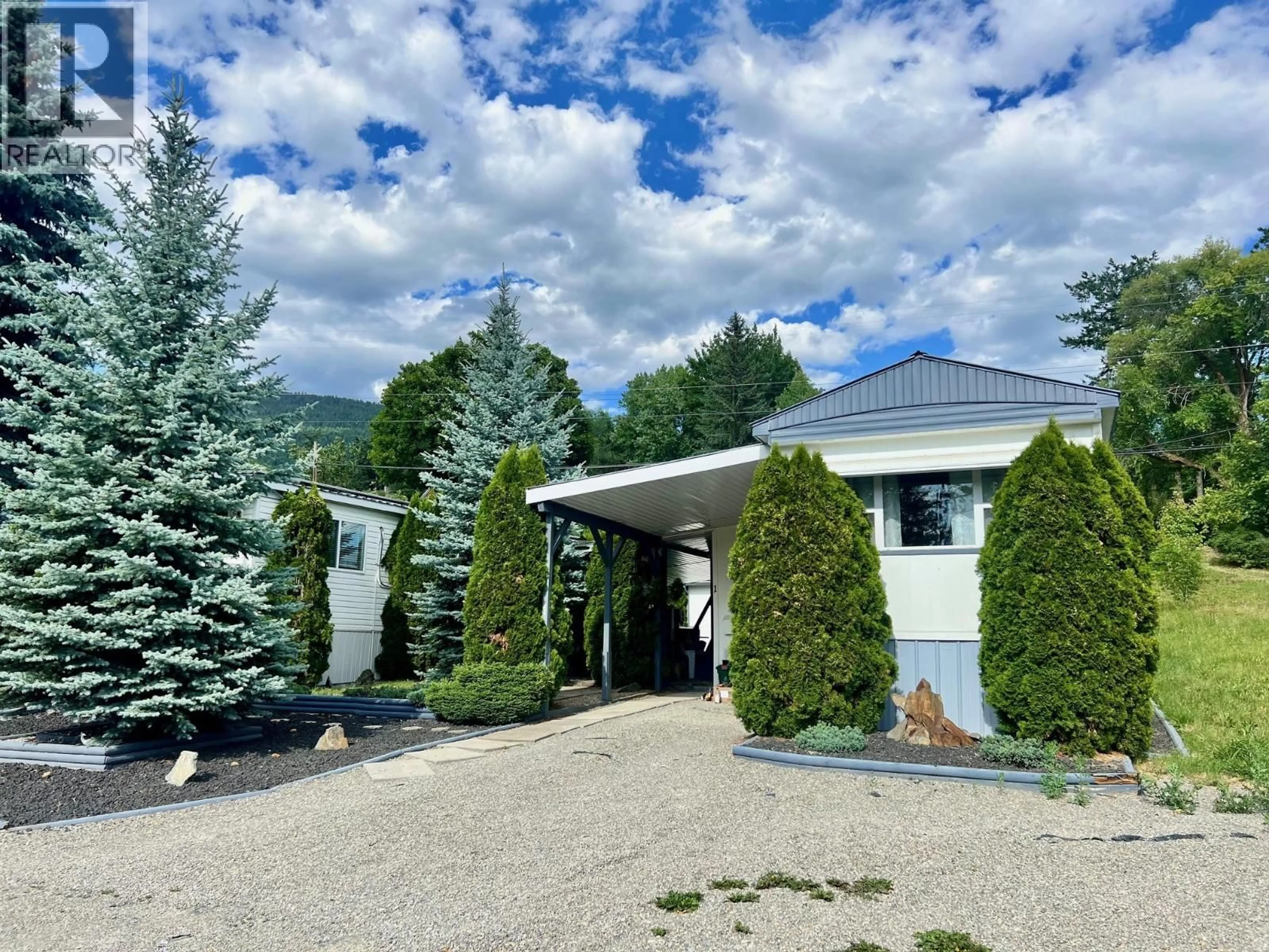 A pic from outside/outdoor area/front of a property/back of a property/a pic from drone, mountain view for 1 - 445 6TH AVENUE NORTH, Creston British Columbia V0B1G3