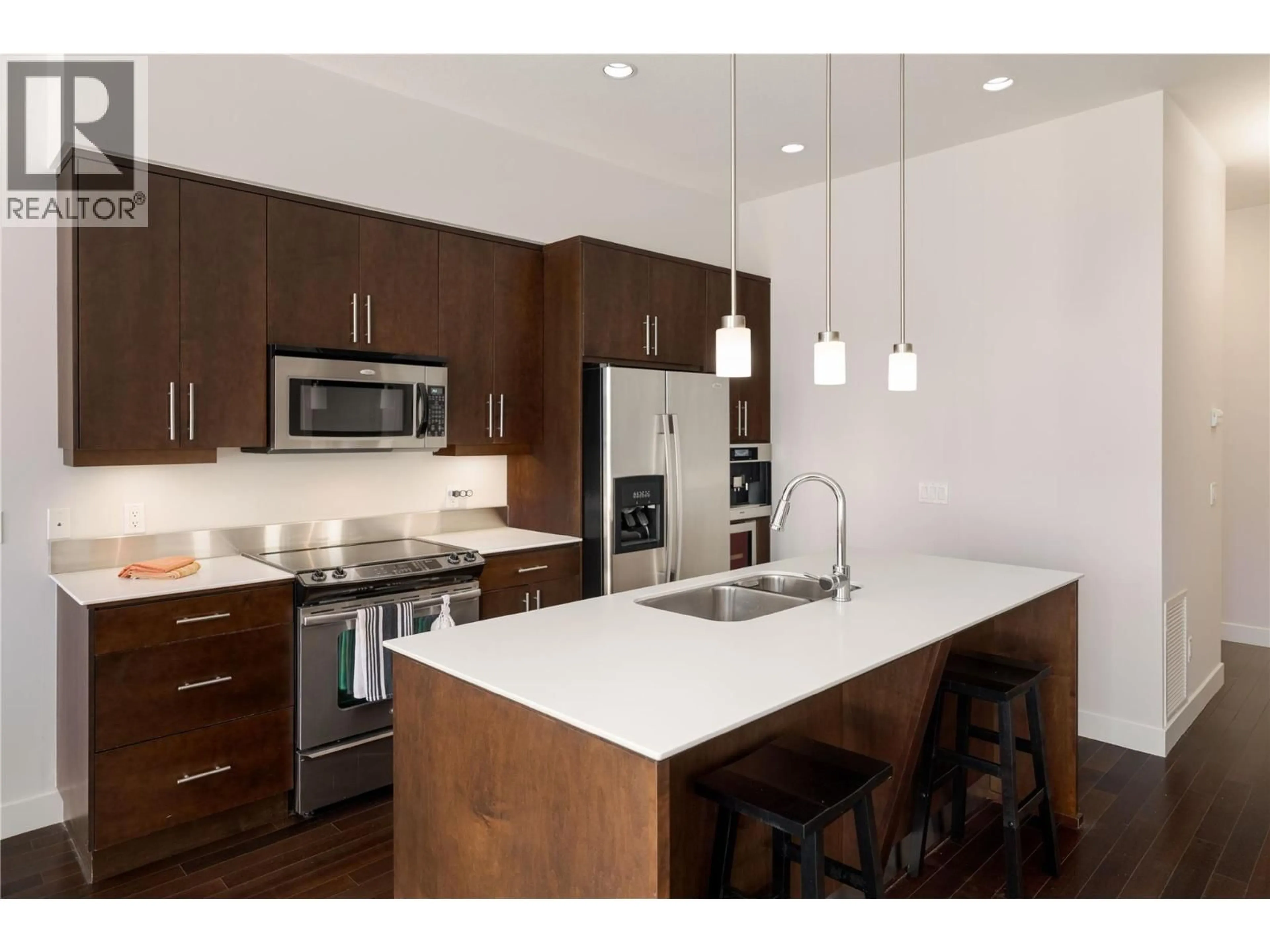 Contemporary kitchen, wood/laminate floor for 304 - 1495 GRAHAM STREET, Kelowna British Columbia V1Y3B2