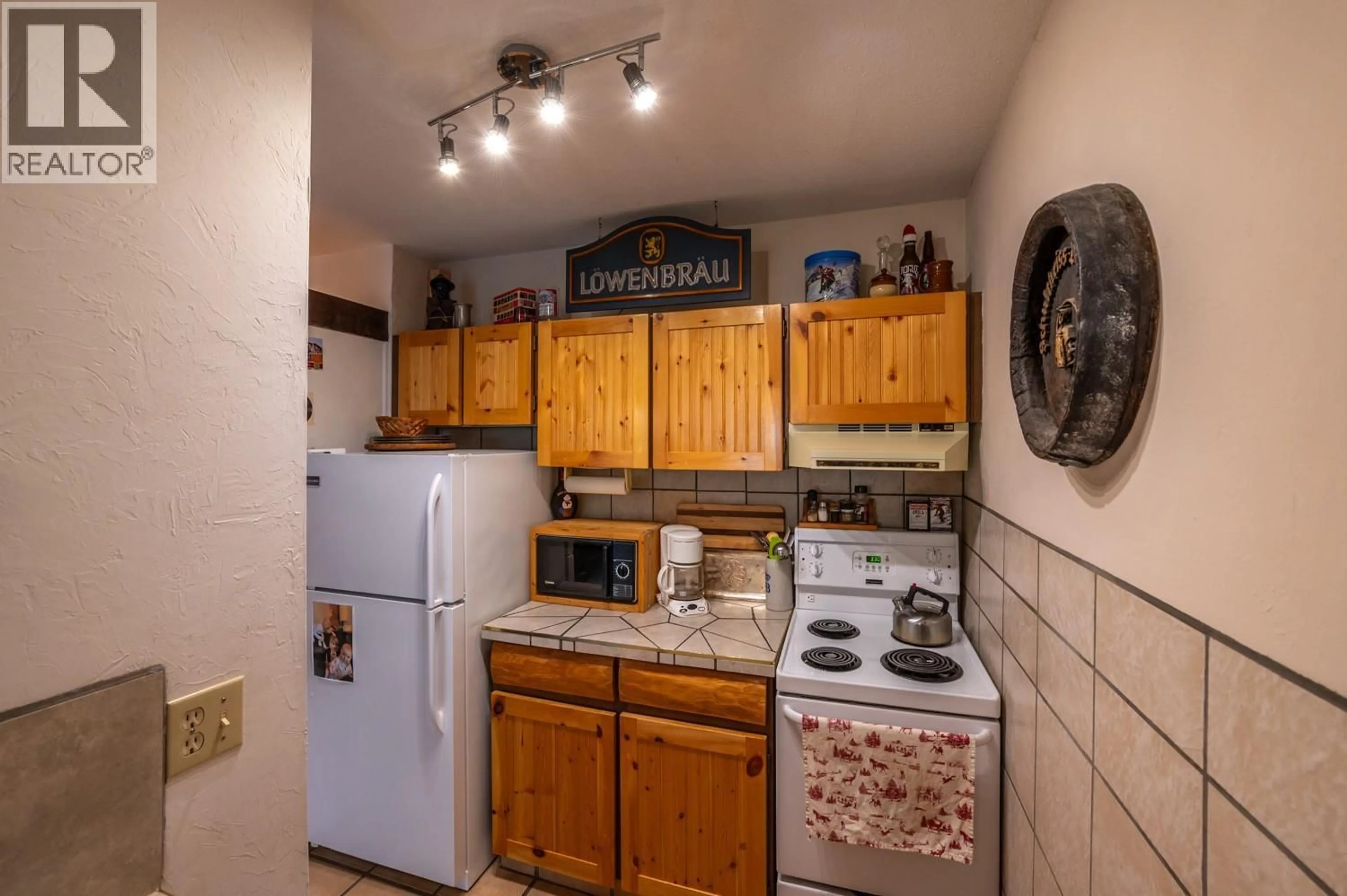 Standard kitchen, ceramic/tile floor for 305 - 1191 APEX MOUNTAIN ROAD, Apex Mountain British Columbia V2A0E2