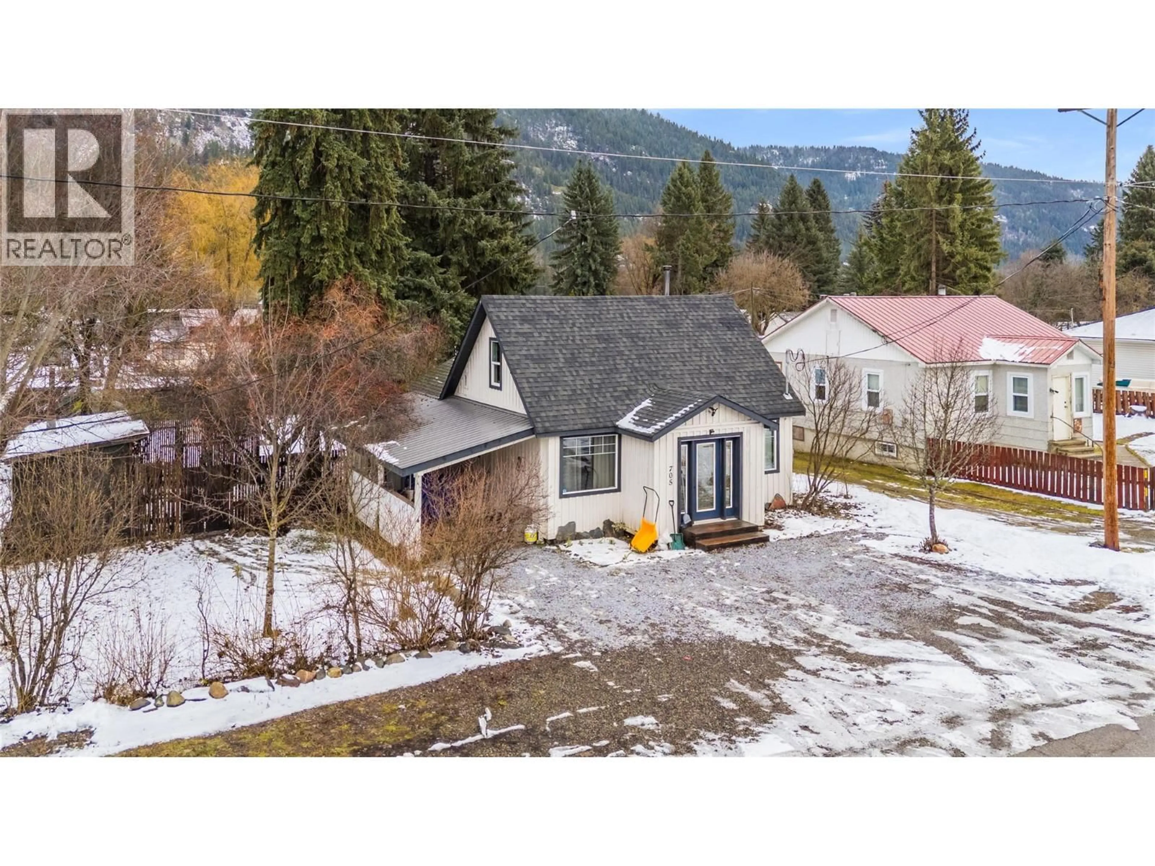 A pic from outside/outdoor area/front of a property/back of a property/a pic from drone, mountain view for 705 GLENDALE AVENUE, Salmo British Columbia V0G1Z0