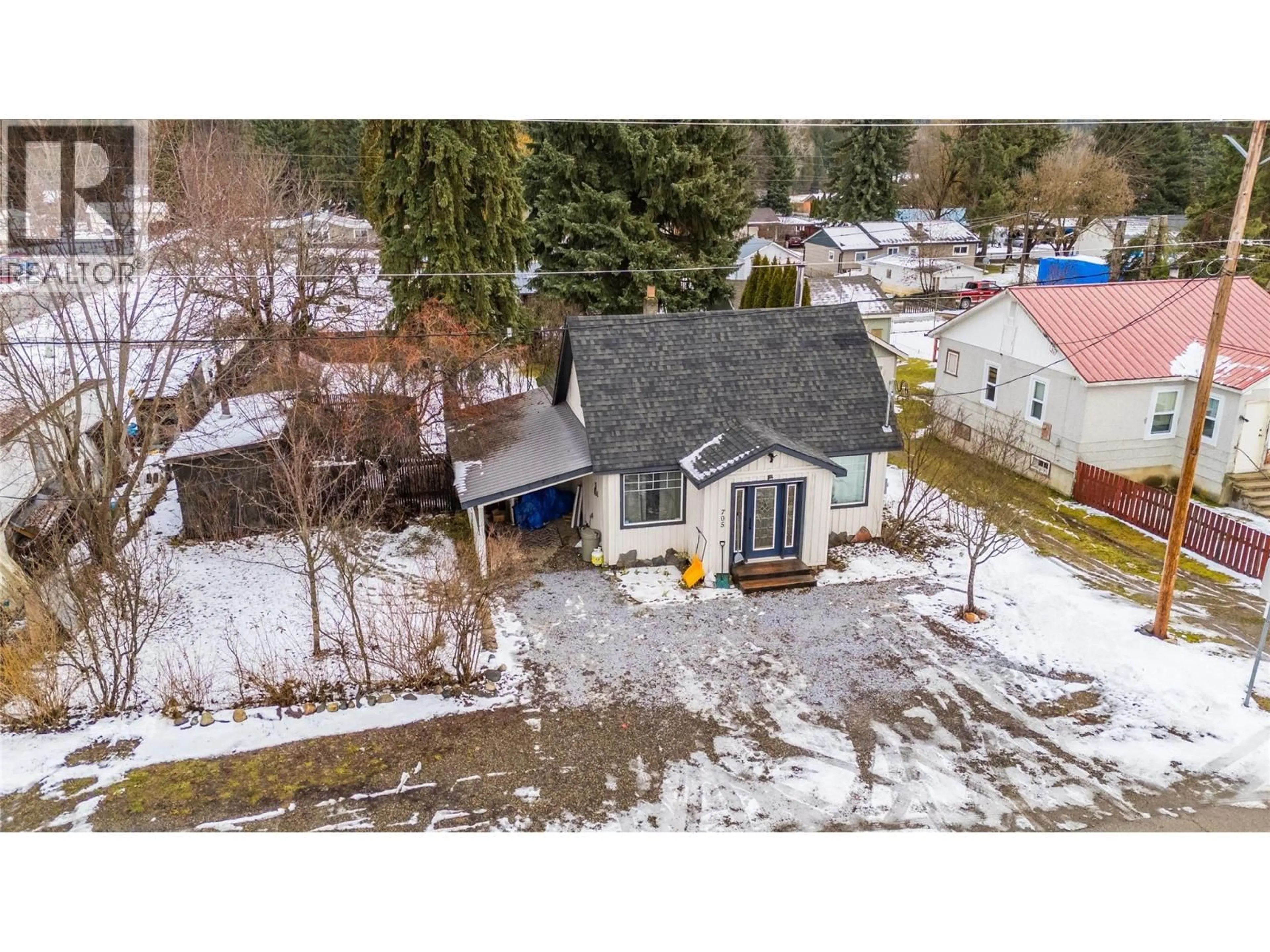 A pic from outside/outdoor area/front of a property/back of a property/a pic from drone, street for 705 GLENDALE AVENUE, Salmo British Columbia V0G1Z0