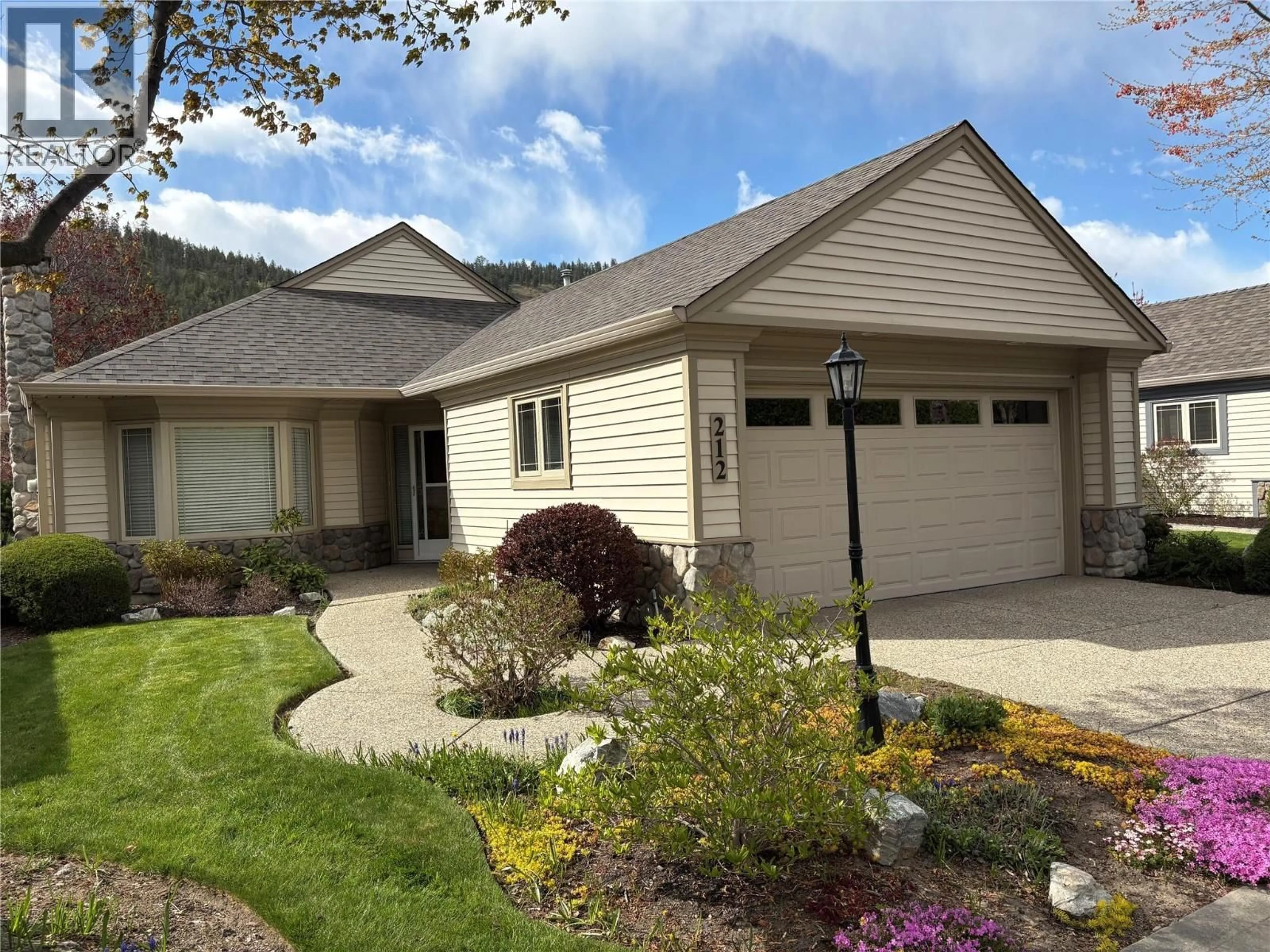Home with vinyl exterior material, street for 212 - 550 YATES ROAD, Kelowna British Columbia V1V1Z4