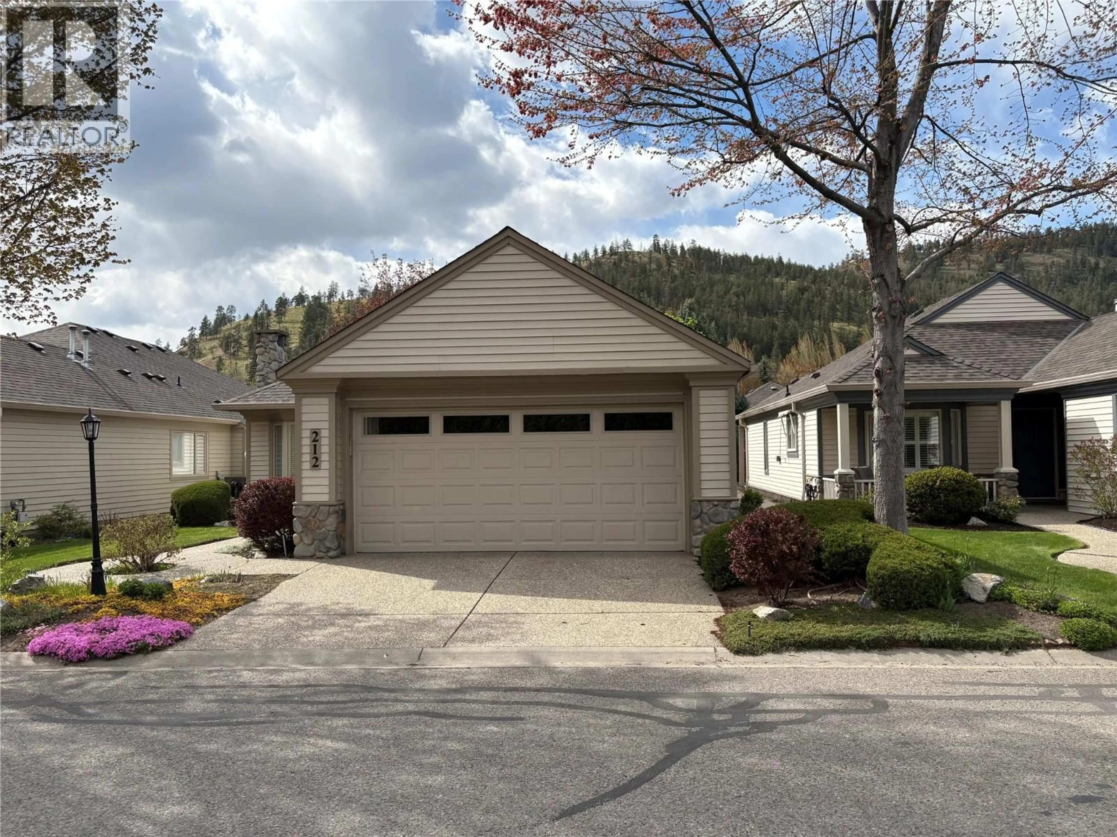 Home with vinyl exterior material, street for 212 - 550 YATES ROAD, Kelowna British Columbia V1V1Z4