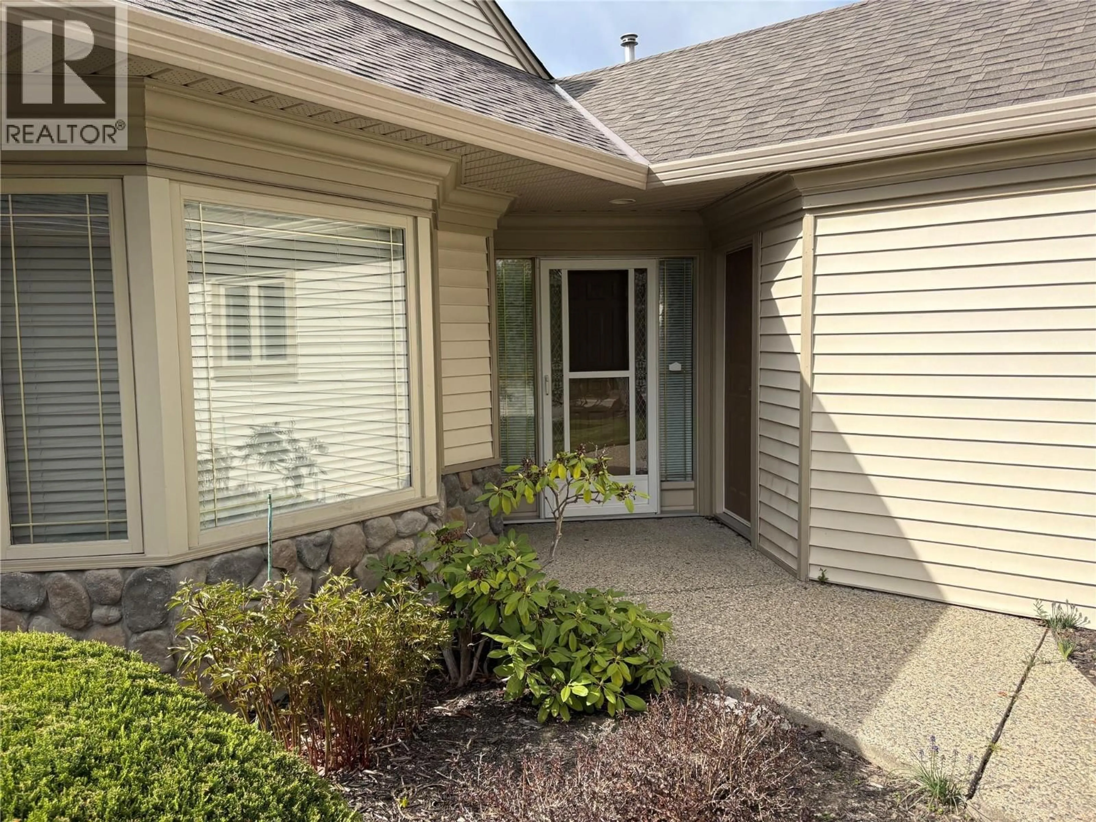 Home with vinyl exterior material, street for 212 - 550 YATES ROAD, Kelowna British Columbia V1V1Z4