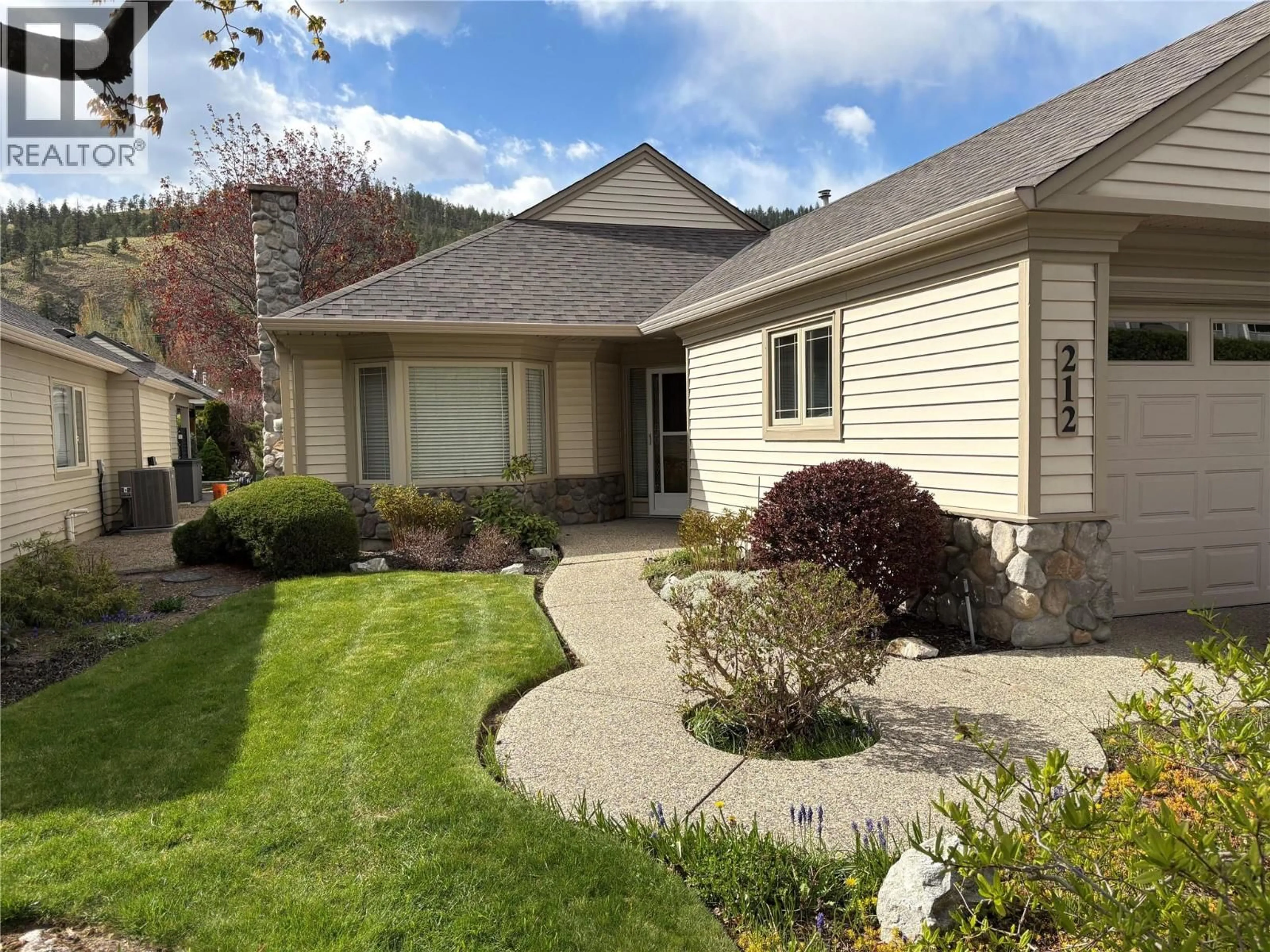 Home with vinyl exterior material, street for 212 - 550 YATES ROAD, Kelowna British Columbia V1V1Z4