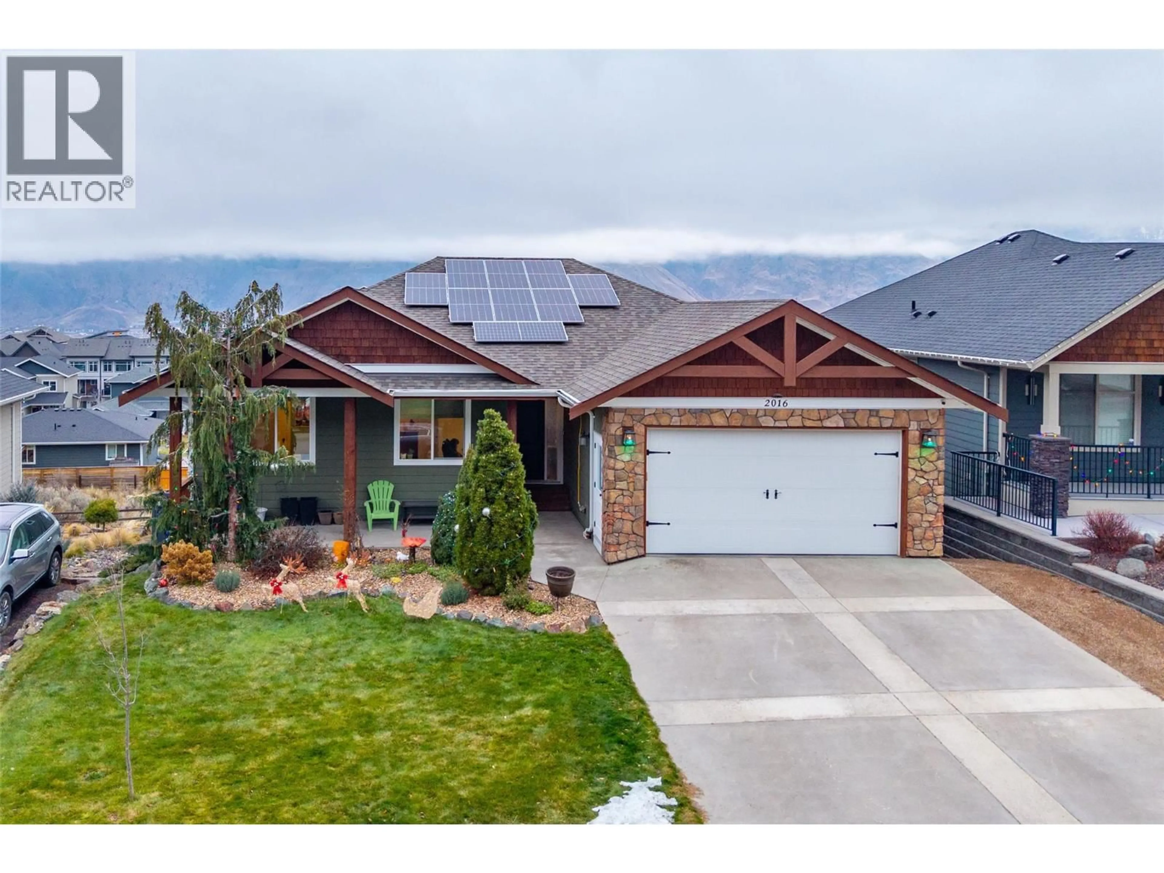 Home with vinyl exterior material, street for 2016 GALORE CRESCENT, Kamloops British Columbia V2E0A7