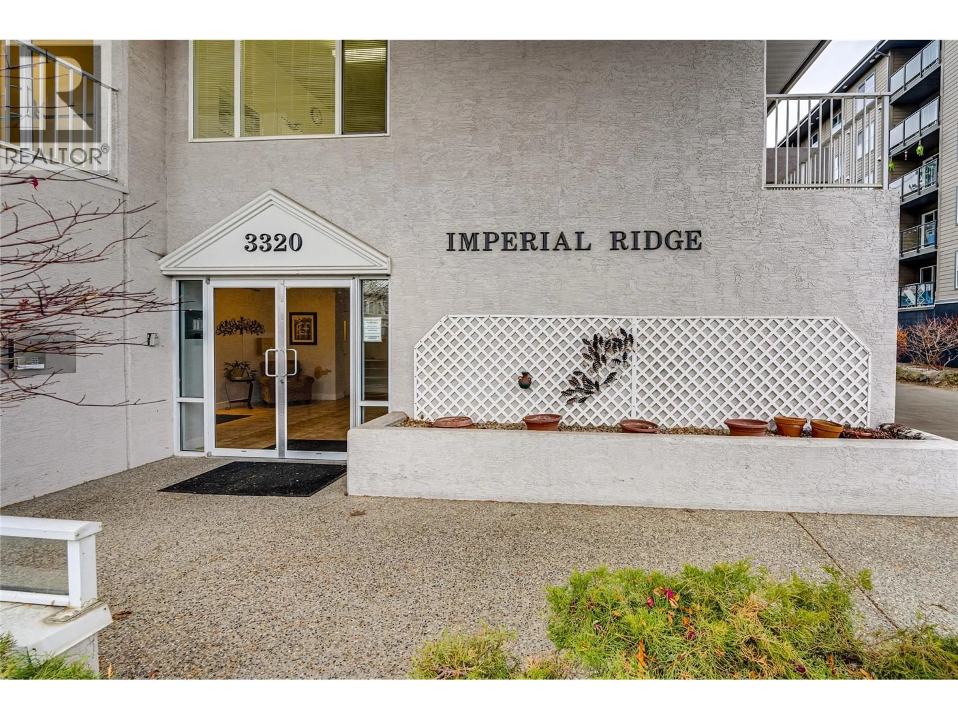 Indoor foyer for 102 - 3320 CENTENNIAL DRIVE, Vernon British Columbia V1T9M4