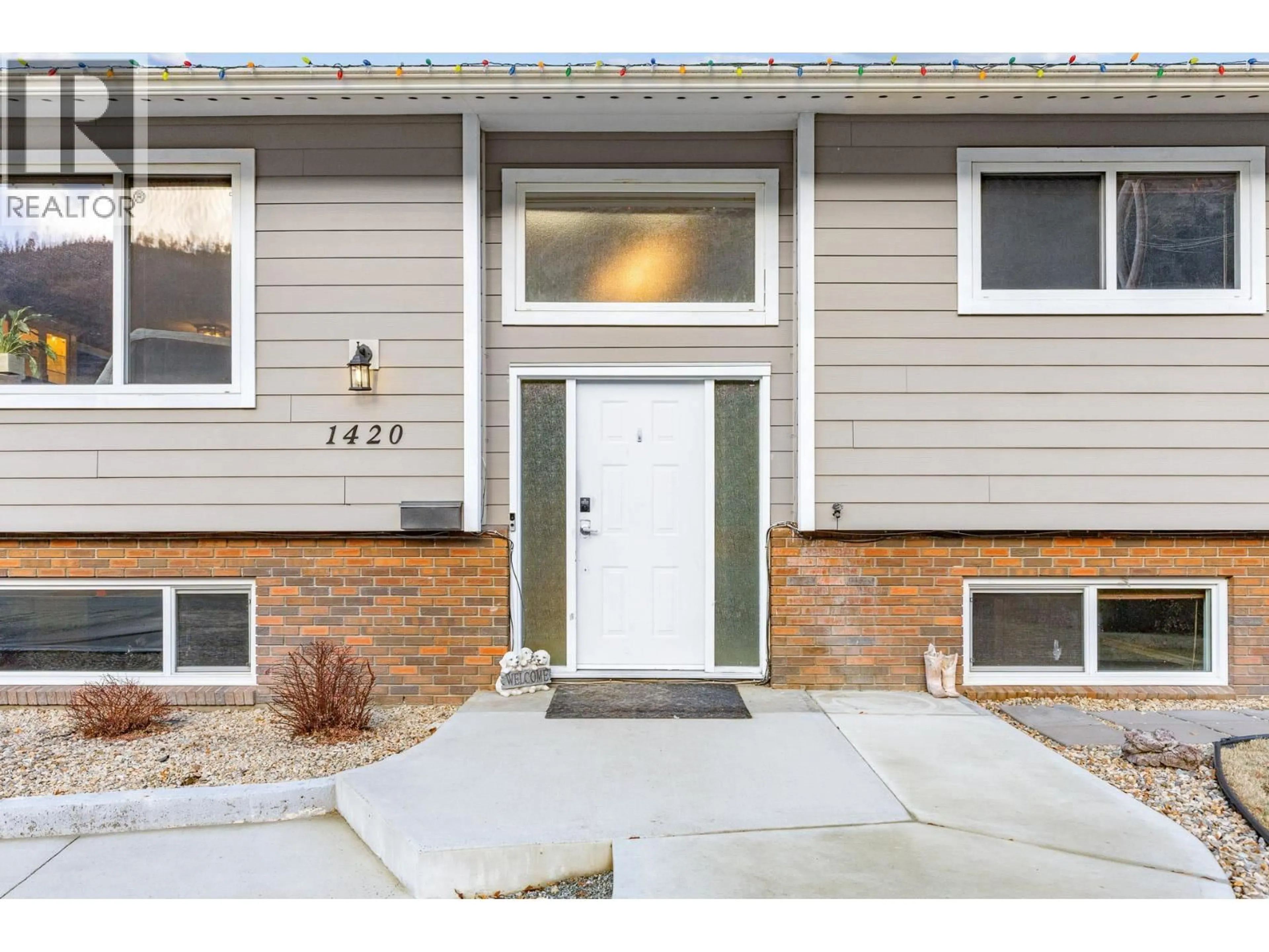 Home with vinyl exterior material, street for 1420 BRENTWOOD ROAD, West Kelowna British Columbia V1Z1L1