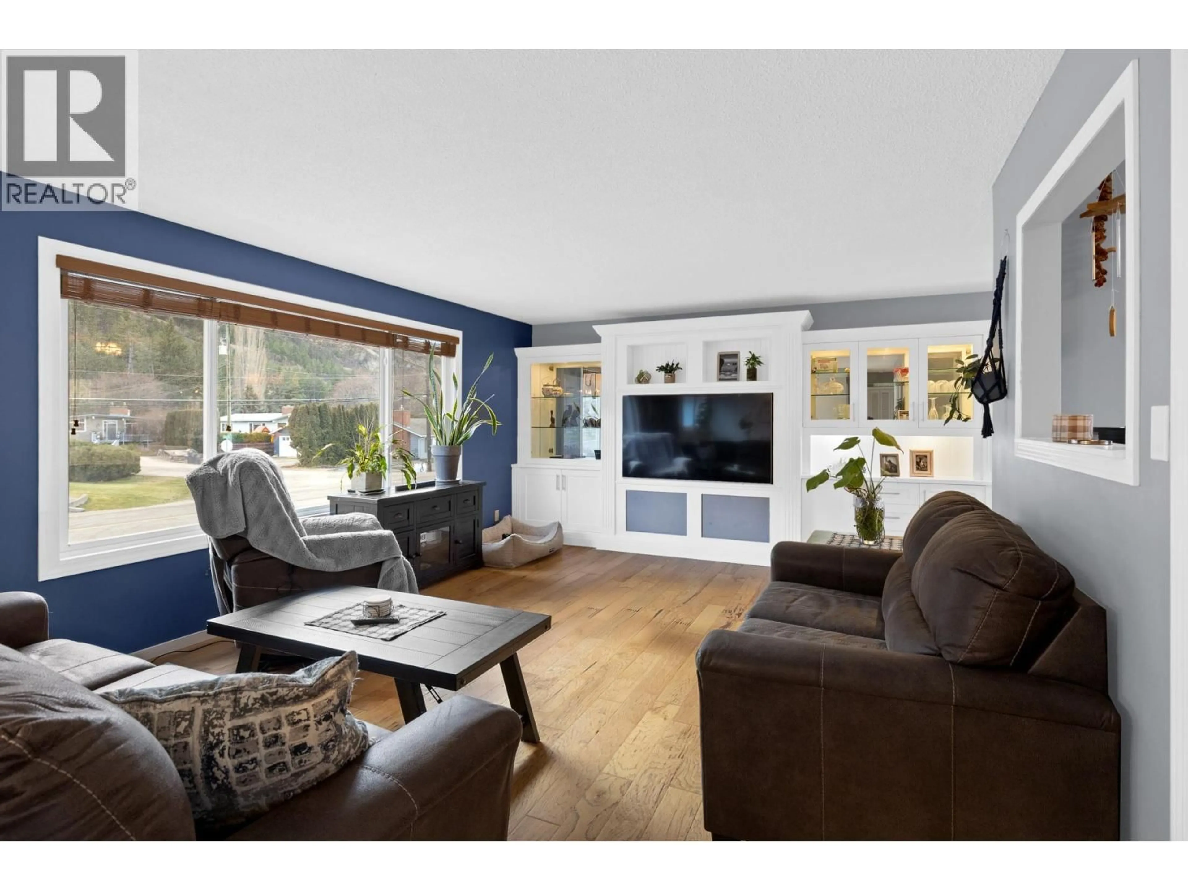 Living room with furniture, wood/laminate floor for 1420 BRENTWOOD ROAD, West Kelowna British Columbia V1Z1L1
