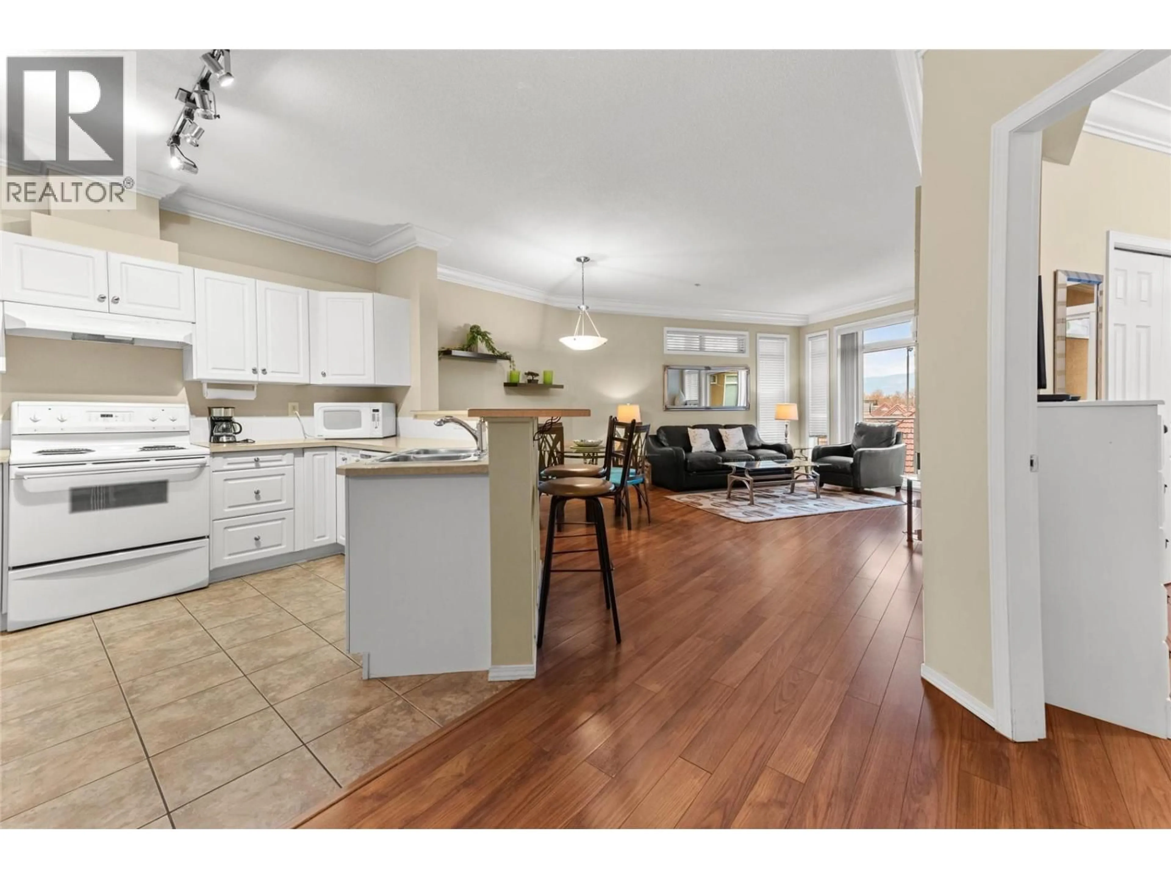 Open concept kitchen, wood/laminate floor for 440 - 1088 SUNSET DRIVE, Kelowna British Columbia V1Y9W1