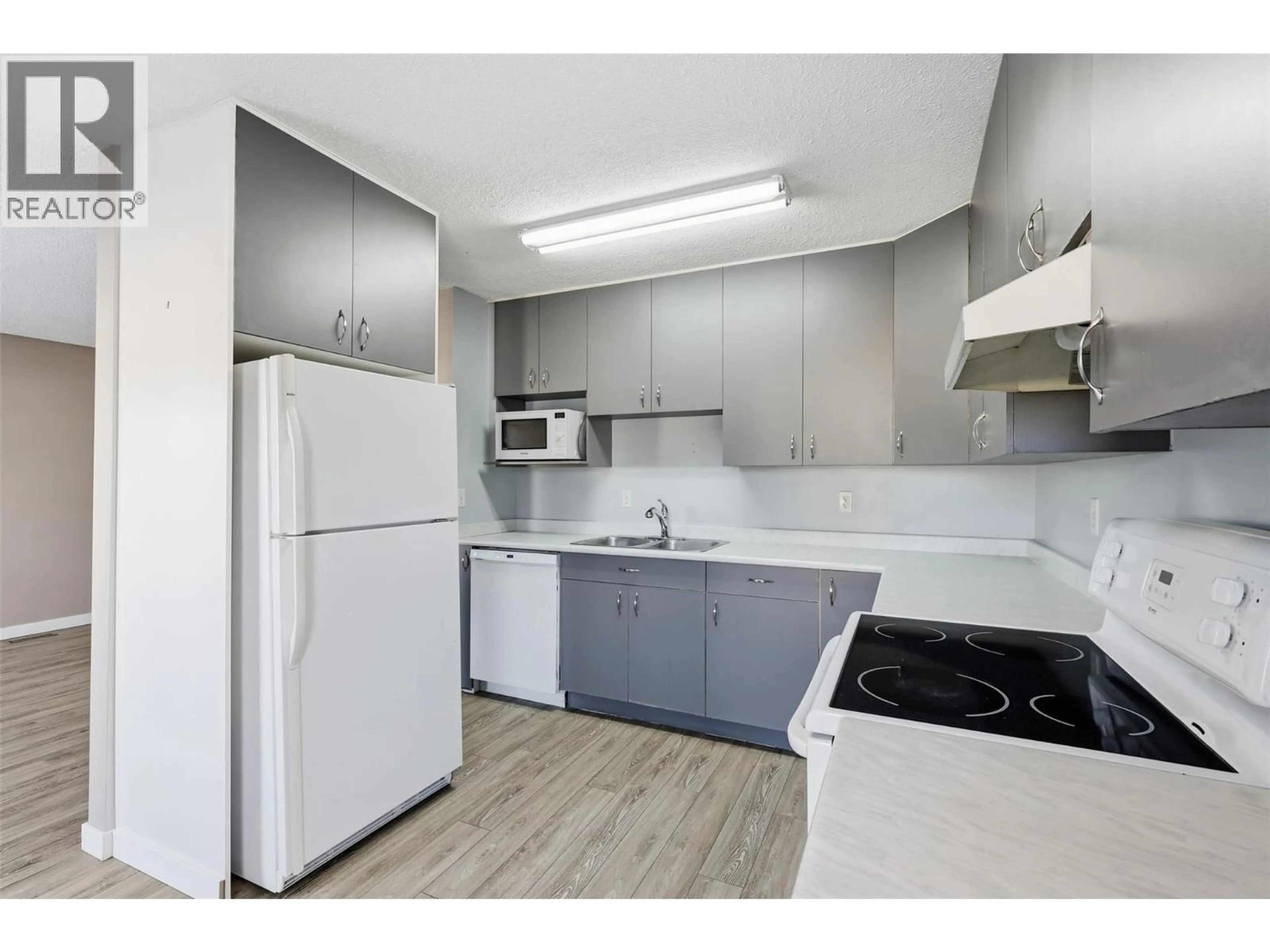 Standard kitchen, unknown for 383 HOLLYBURN DRIVE, Kamloops British Columbia V2E1Y9