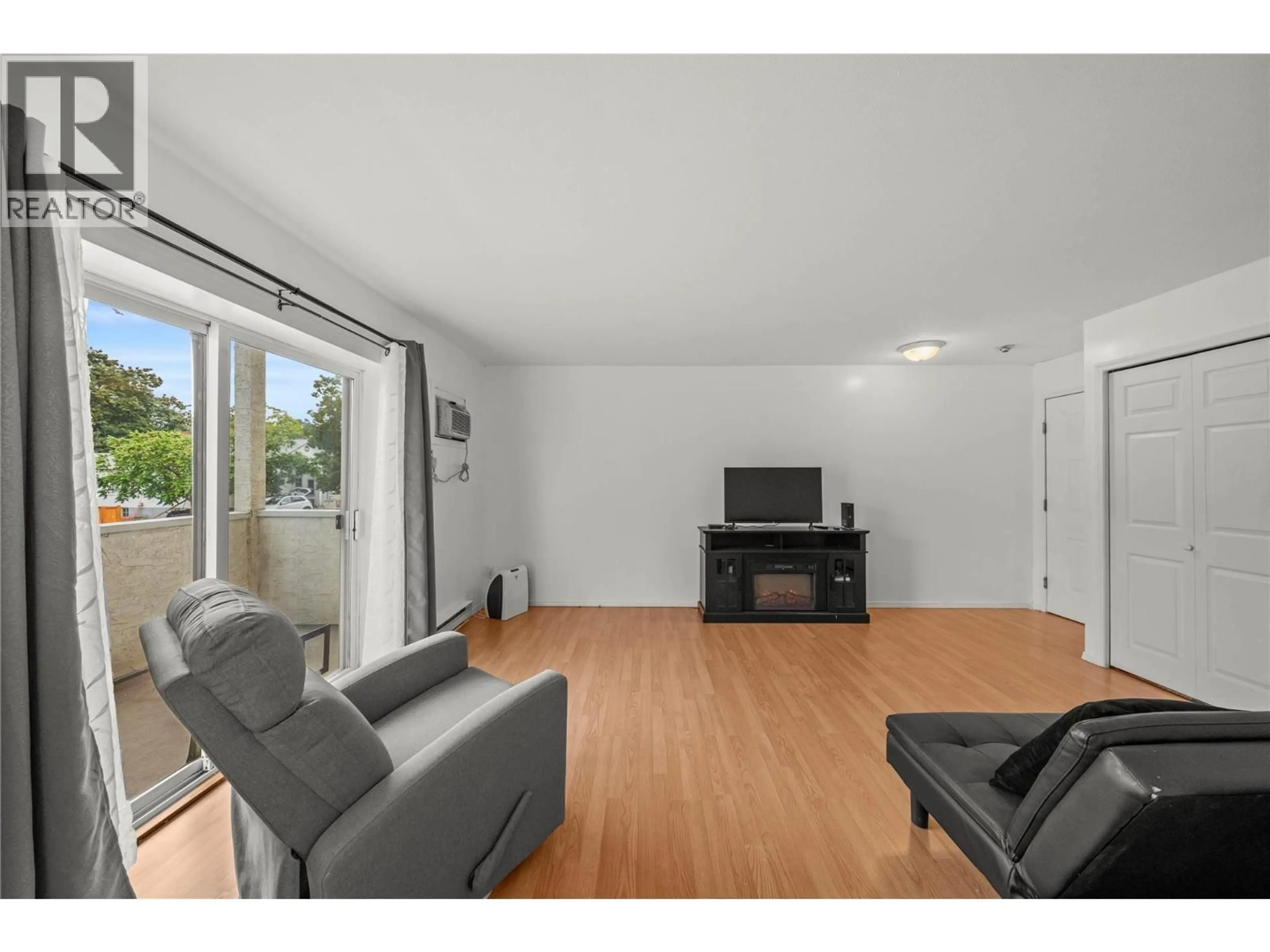 Living room with furniture, wood/laminate floor for 114 - 650 MCKINNEY ROAD, Oliver British Columbia V0H1T3