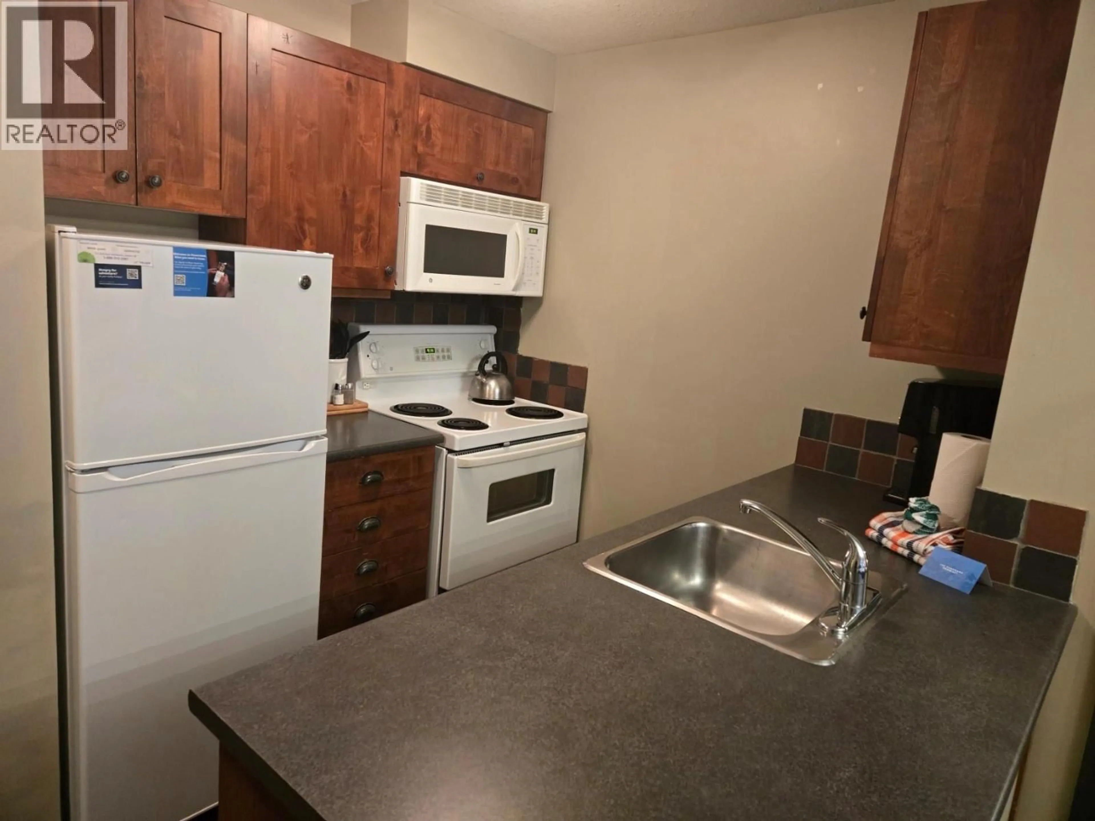 Standard kitchen, unknown for 406 - 2070 SUMMIT DRIVE, Panorama British Columbia V0A1T0