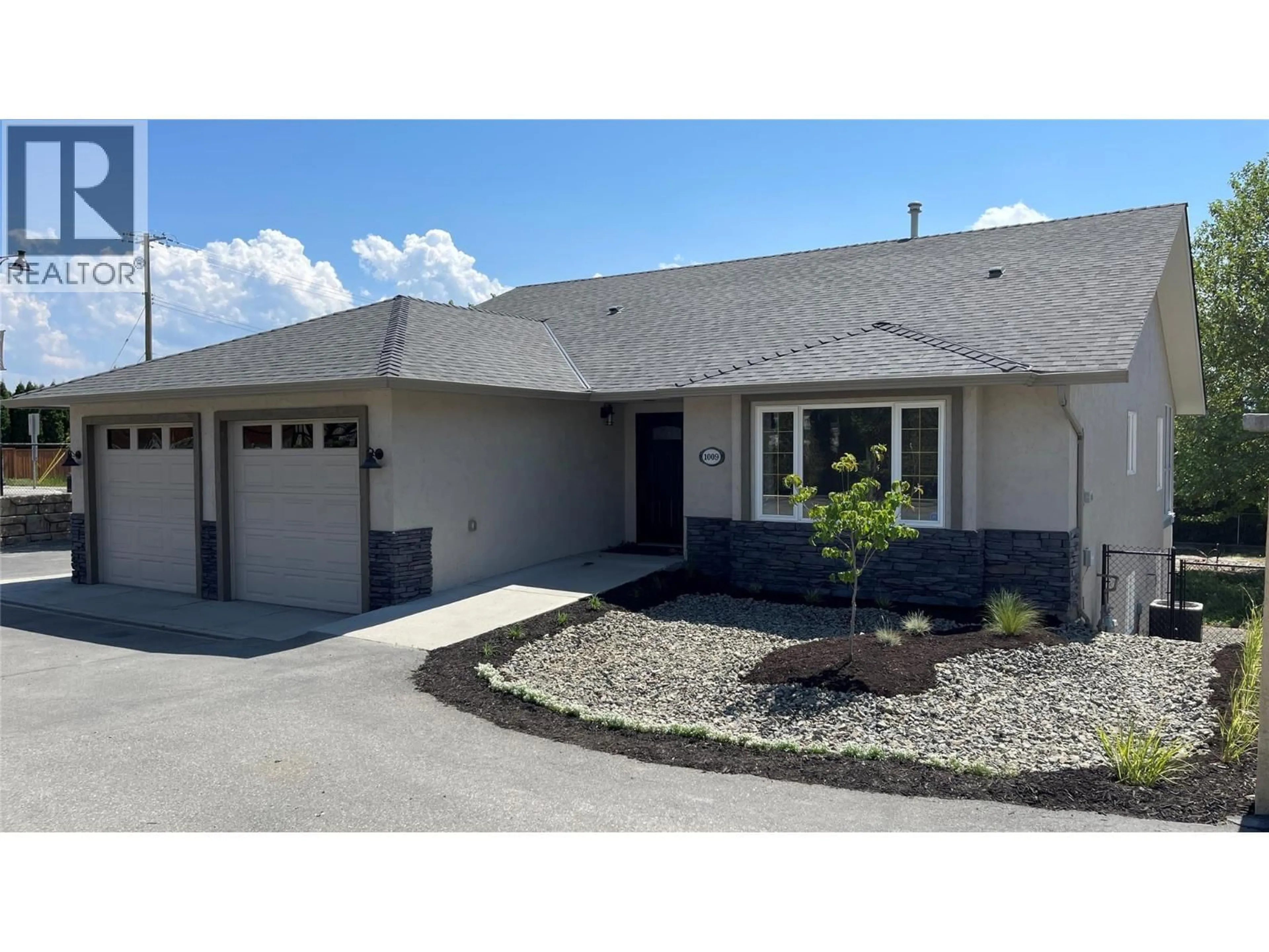Home with vinyl exterior material, street for 1009 HUDSON ROAD, West Kelowna British Columbia V1Z1J2