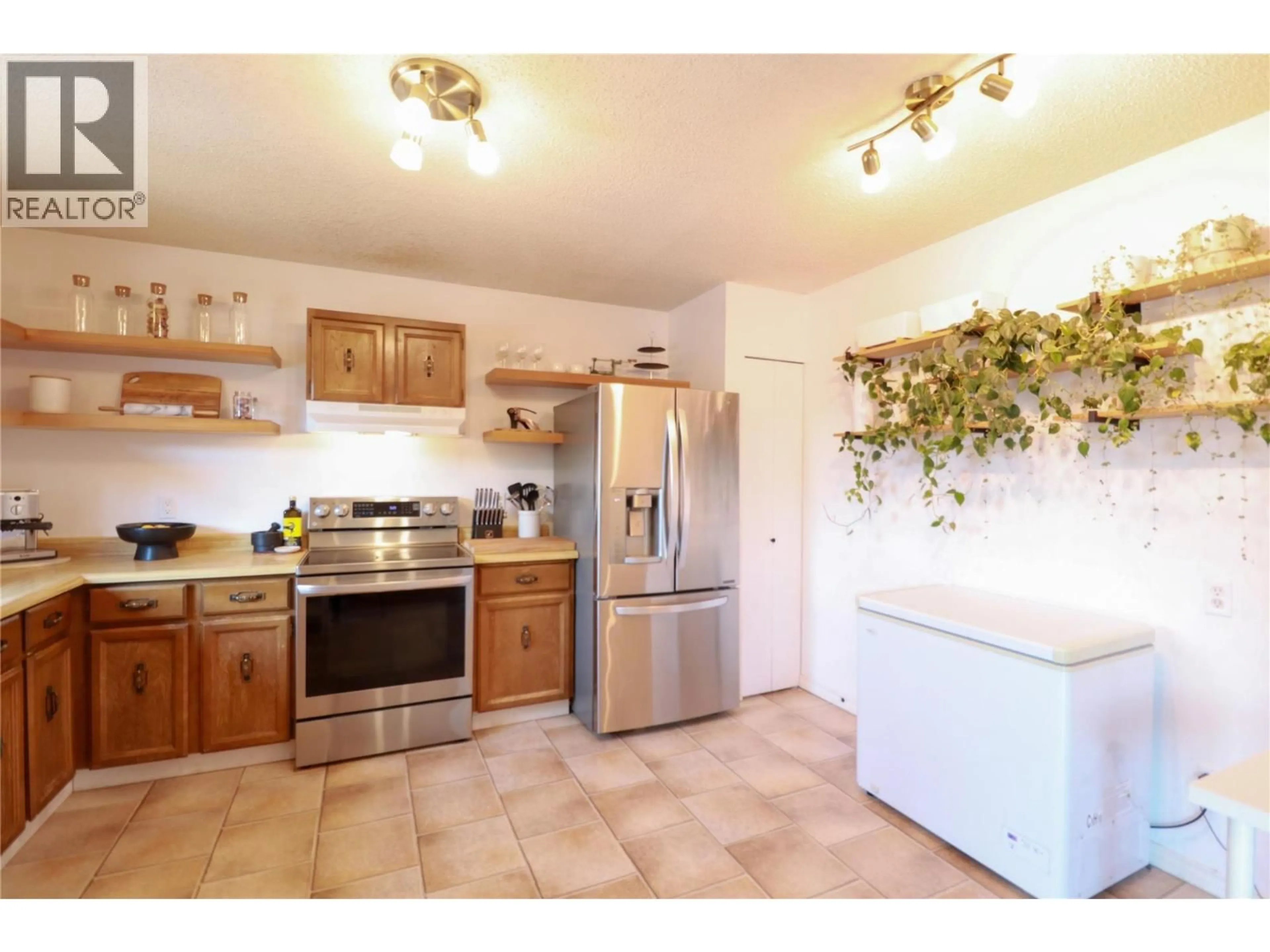 Standard kitchen, ceramic/tile floor for 115 PHOENIX AVENUE, Penticton British Columbia V2A2Z6