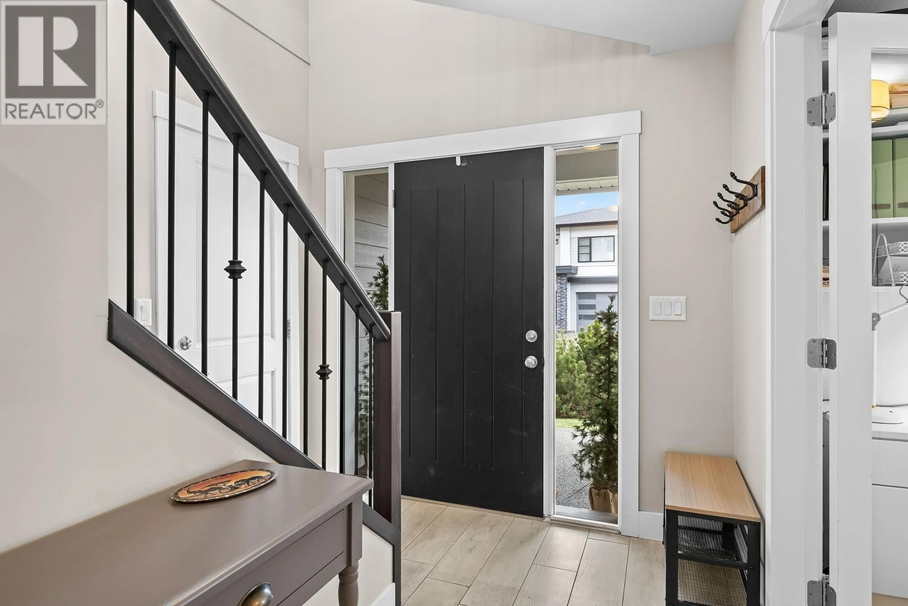 Indoor entryway for 1330 ROCKY POINT DRIVE, Kelowna British Columbia V1V2Z9